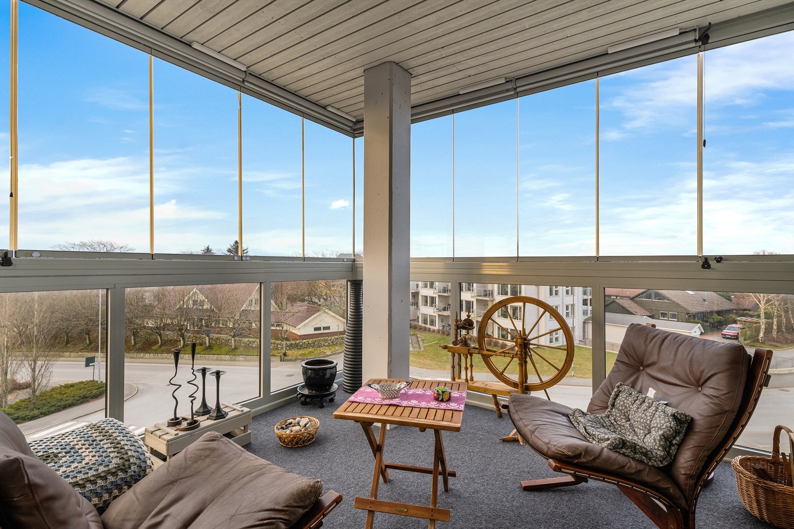 Fra stuen er det tilkomst til innglasset balkong her kommer virkelig utsikten til sin rett. Galleribilde