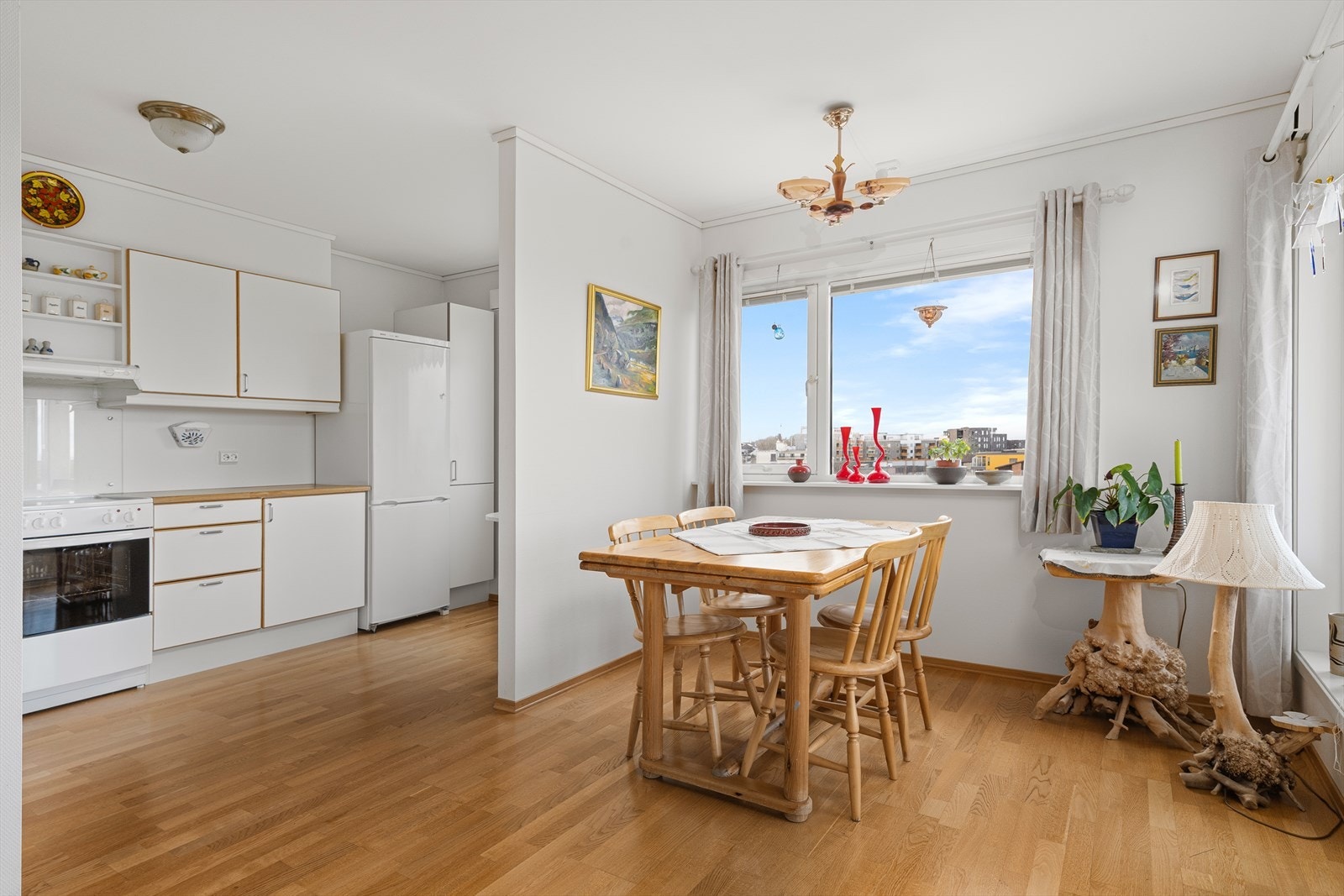 Åpen løsning mellom kjøkken og stue. Galleribilde