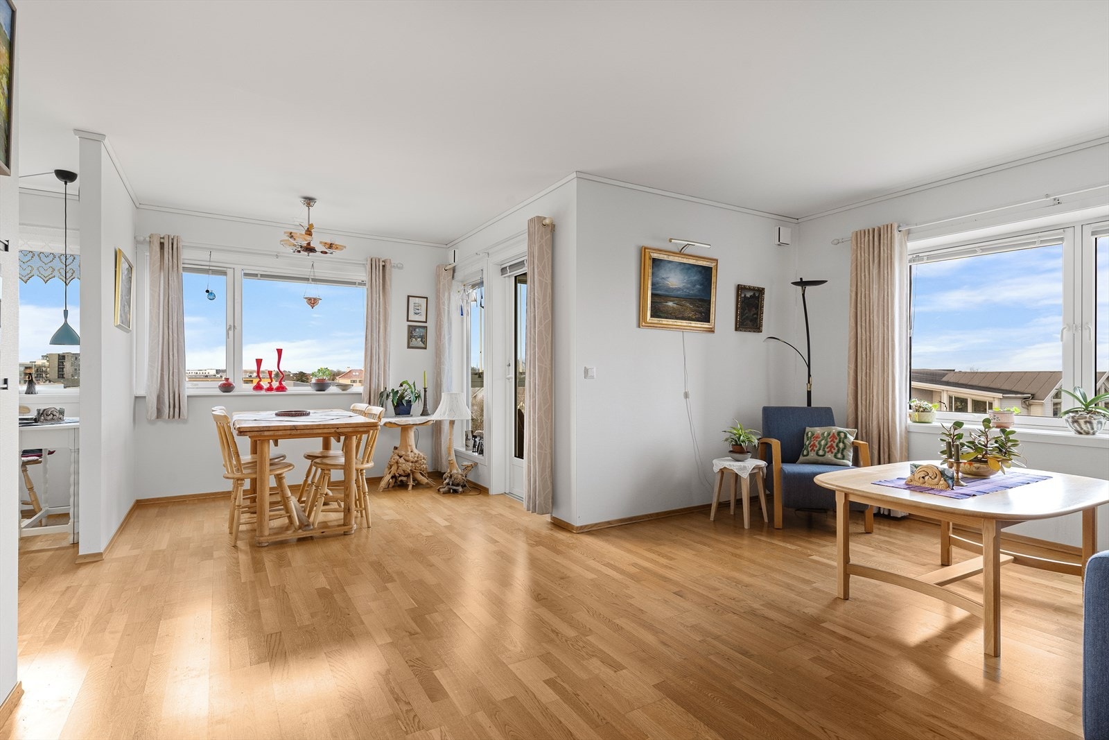 Leiligheten ligger i fjerde etasje, her er det fri og fin utsikt. Galleribilde