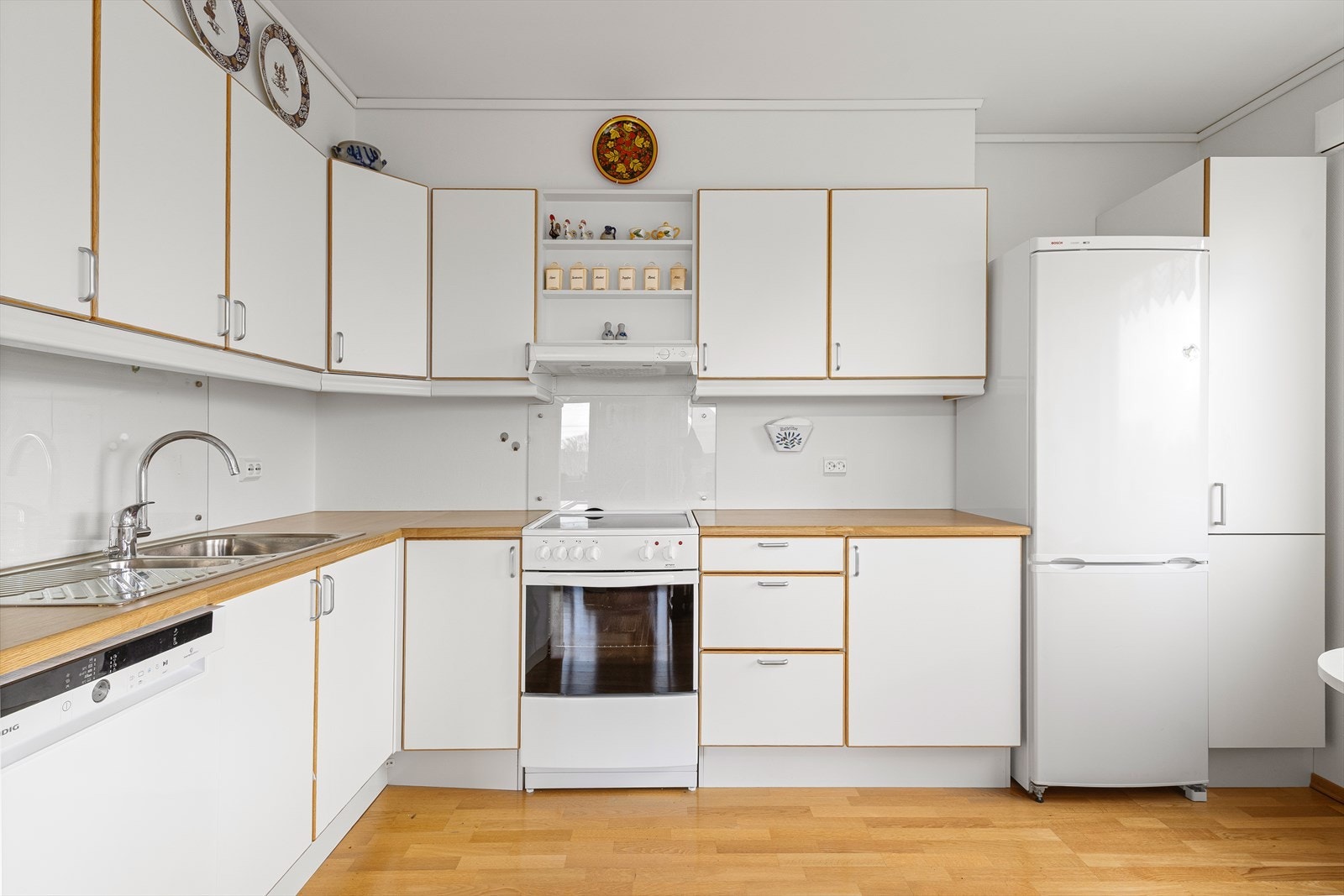 Kjøkkenet har en praktisk L-form med godt med skapplass. Galleribilde