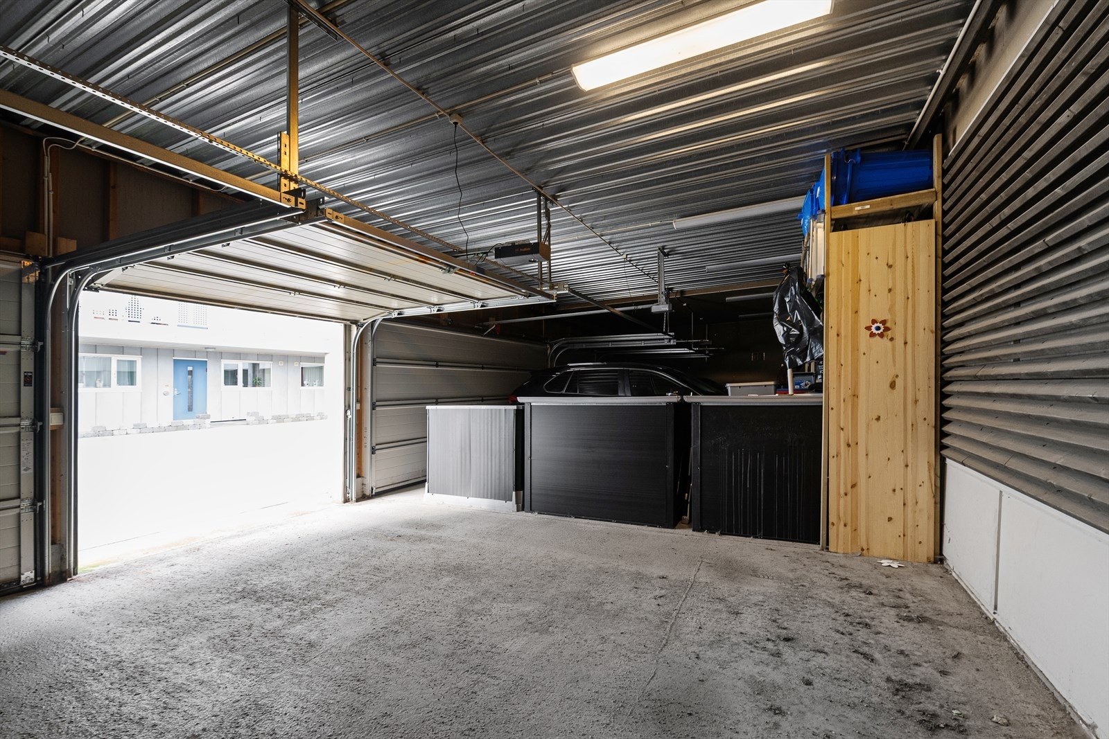 Medfølgende garasjeplass med automatisk portåpner Galleribilde