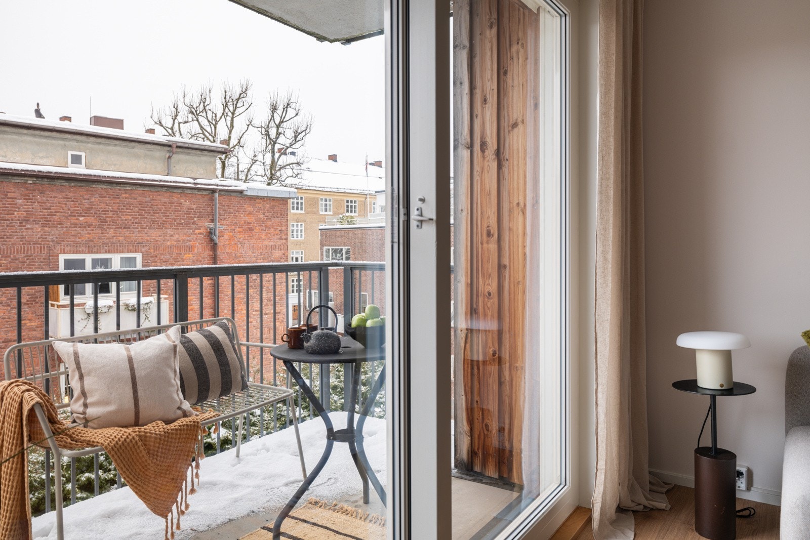 Fra stuen har du en stor skyvedør ut til balkongen som blir en naturlig forlengelse av leiligheten på sommerstid. Galleribilde