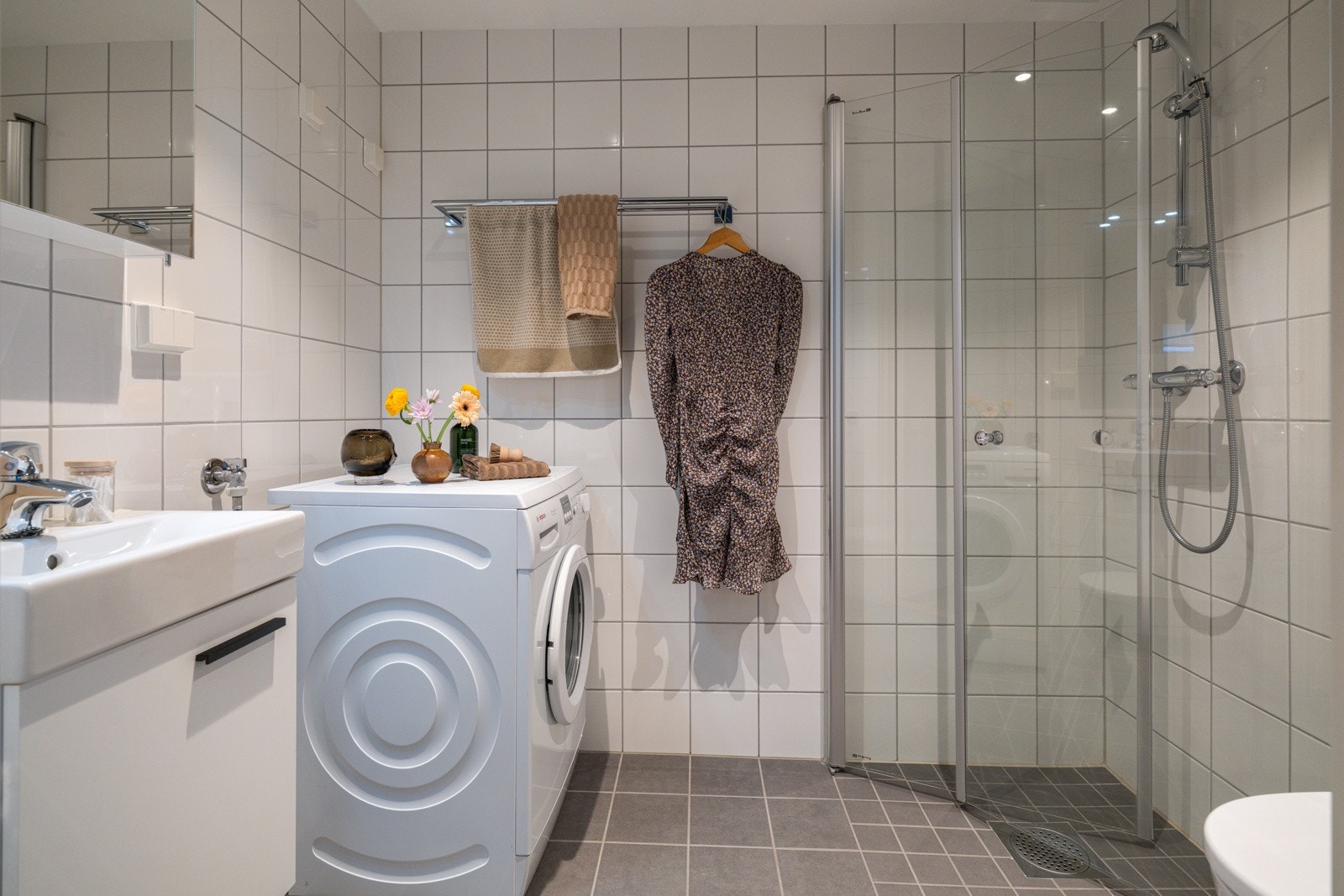 Leiligheten har et lyst og moderne baderom fra 2015. Baderommet har lysegrå fliser på gulv, elektriske varmekabler, lyse fliser på veggene og avtrekk via balansert ventilasjon. Galleribilde