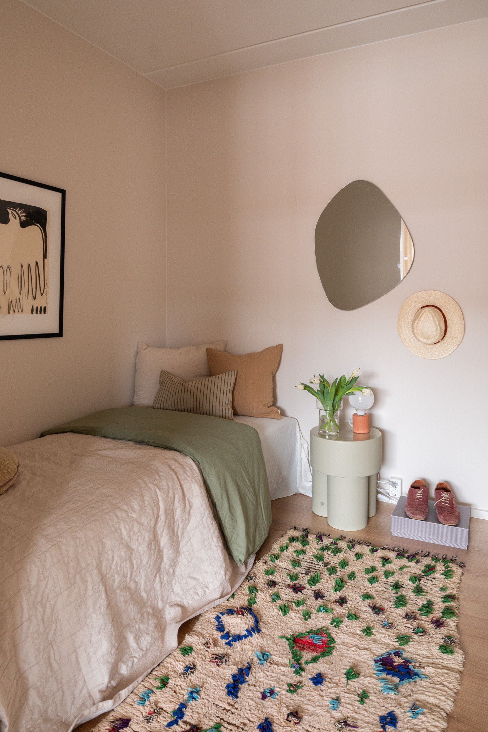 Dette er en koselig alkove med naturlig plass til dobbeltseng med tilhørende nattbord. Galleribilde