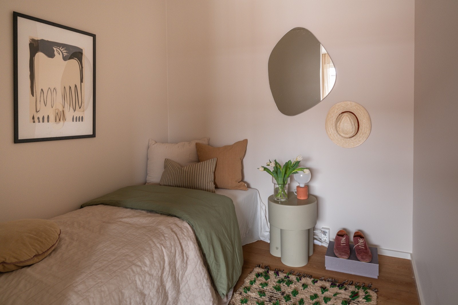 Alkoven har samme gode og moderne standard fra 2015 som resten av leiligheten. Galleribilde