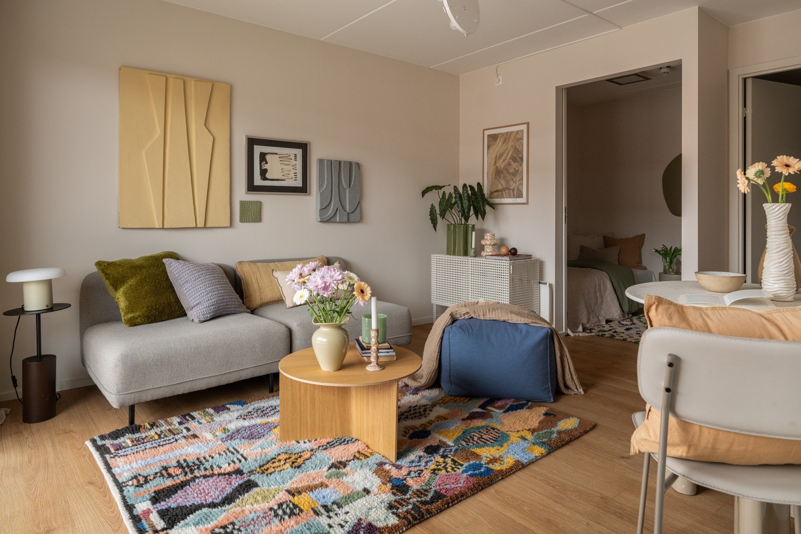 God og moderne standard med pen enstavs laminat på gulv. glatte overflater malt i en innbydende farge og hovedsakelig skjult elektrisk anlegg. Galleribilde