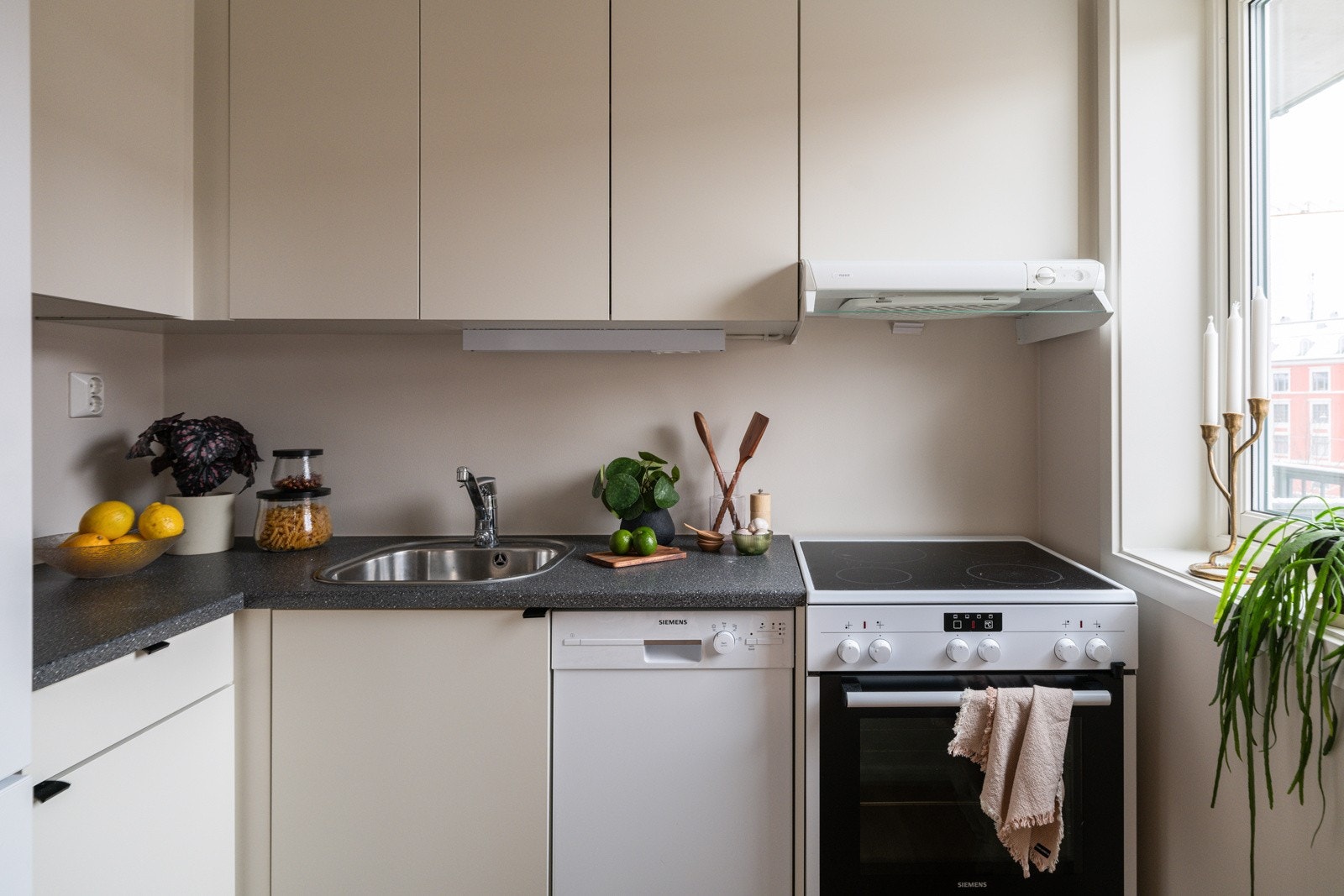 Kjøkkenet er utstyrt med medfølgende hvitevarer som komfyr, oppvaskmaskin og kjøleskap med frysedel. Det er avtrekk via sentralt avtrekksanlegg i bygget. Alle hvitevarer medfølger i handelen. Galleribilde