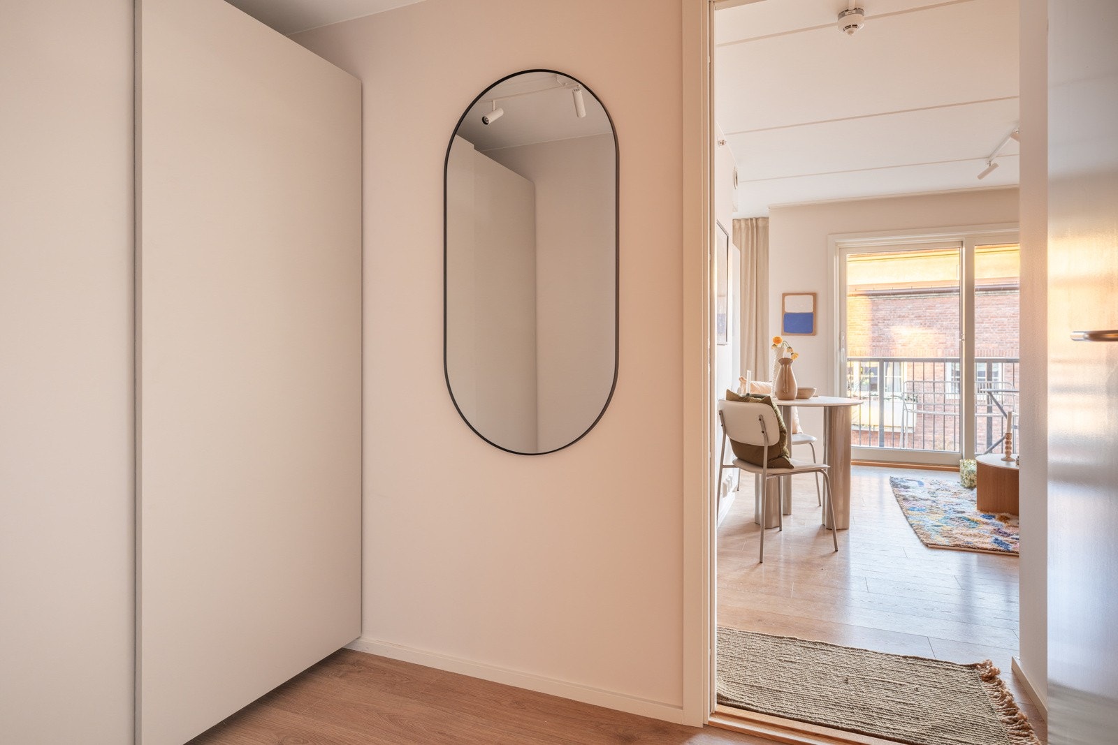 Entre med romslig skyvedørsgarderobe/bod. Galleribilde