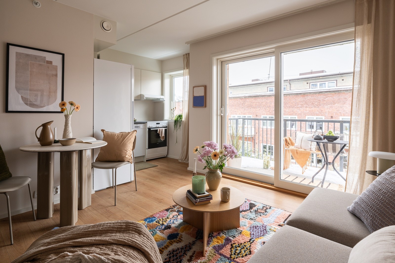 Kjøkkenet ligger i en fin delvis åpen løsning med stuen, naturlig adskilt og samtidig åpent og sosialt. Galleribilde