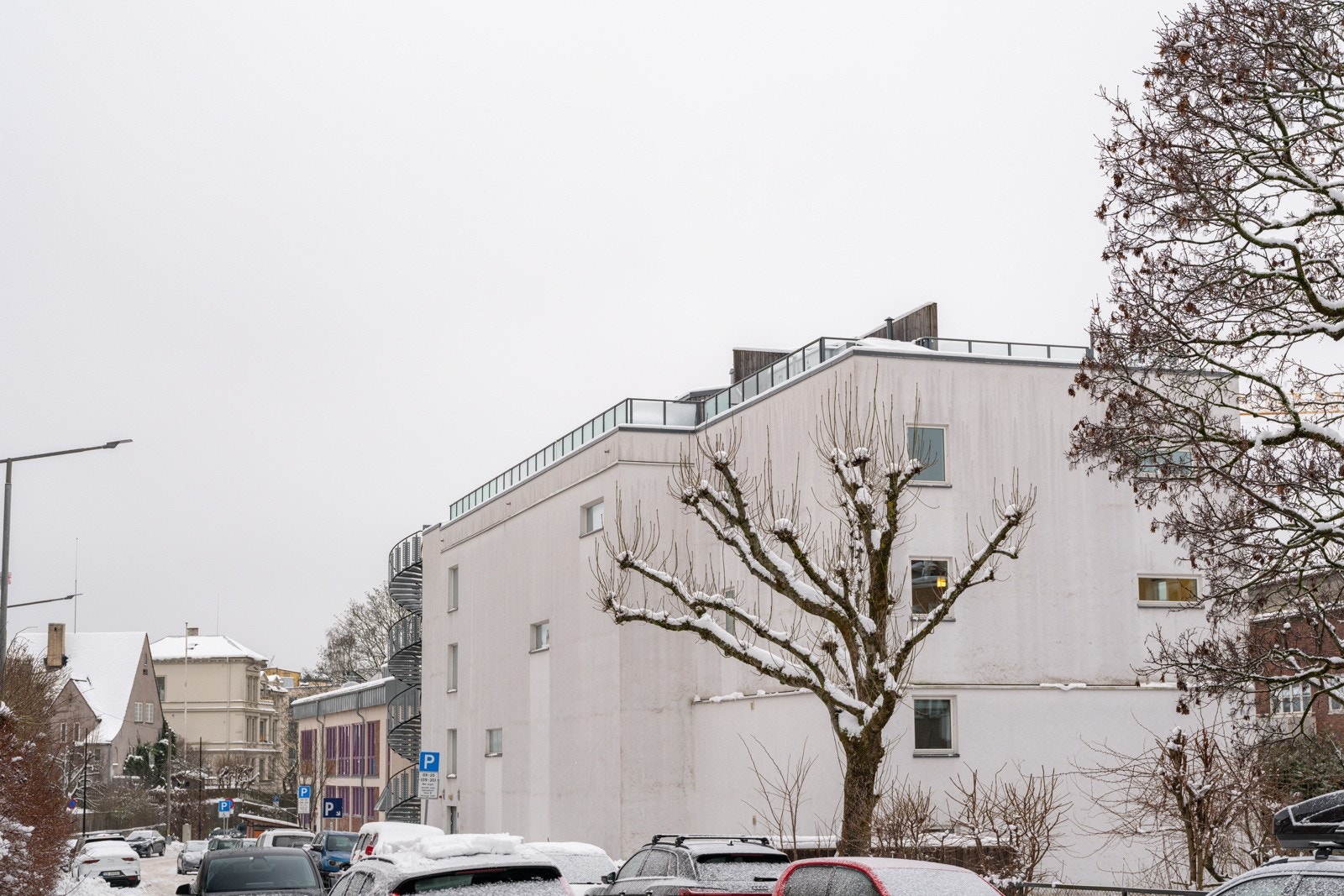 Leiligheten ligger på Fagerborg, et attraktivt boligområde med klassisk byarkitektur og etablert bomiljø. Området har nærhet til parker samt Majorstuen, St. Hanshaugen og Bislett, som gir en fin balanse mellom byliv og rekreasjon. Galleribilde