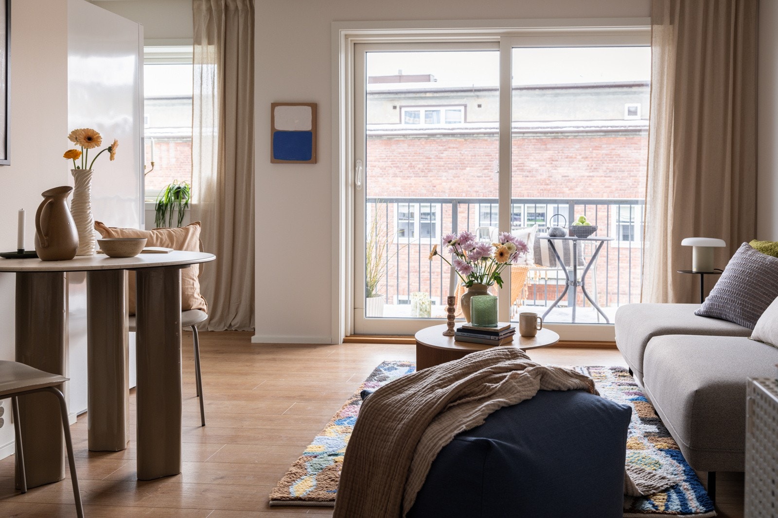 Leiligheten har en sosial planløsning med stort oppholdsrom, adskilt sovealkove og bad. Galleribilde