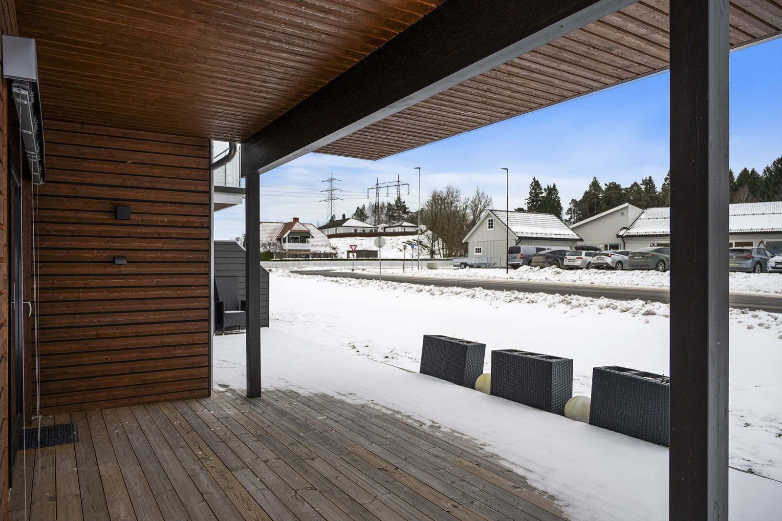 Romslig terrasse med god plass til flere sittegrupper Galleribilde