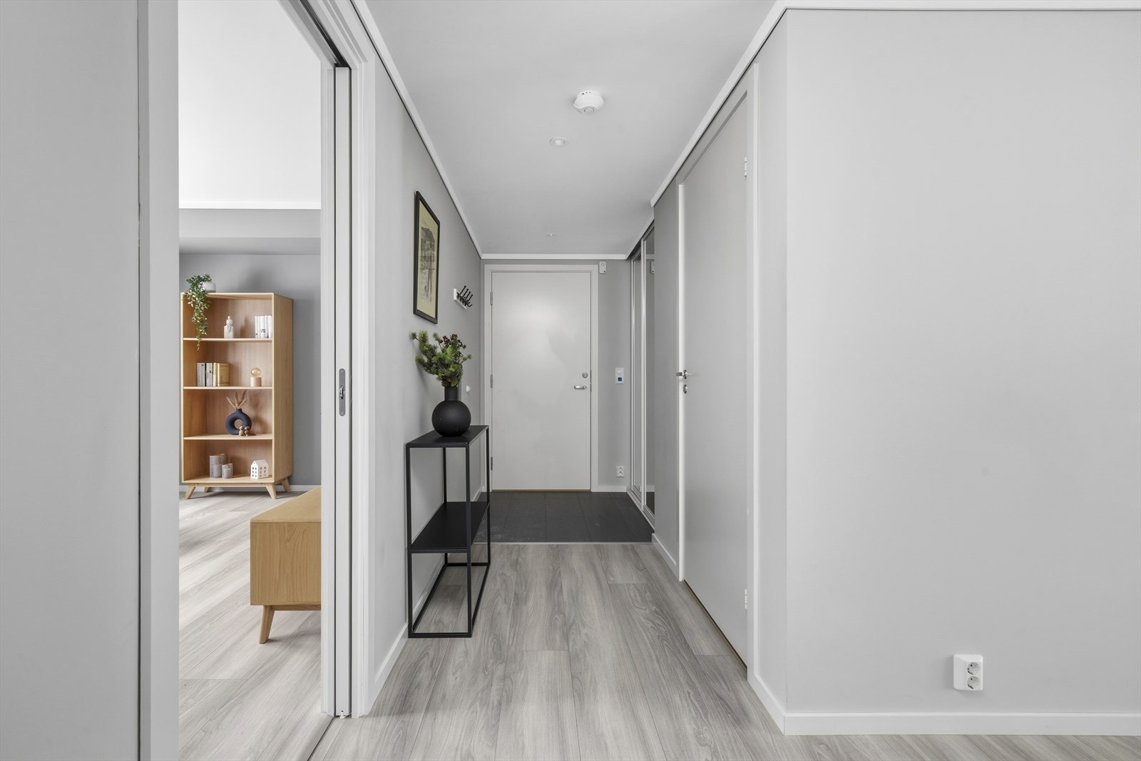 Fra felles inngangsparti kommer man inn i entrè, med skyvedørsagarderobe Galleribilde