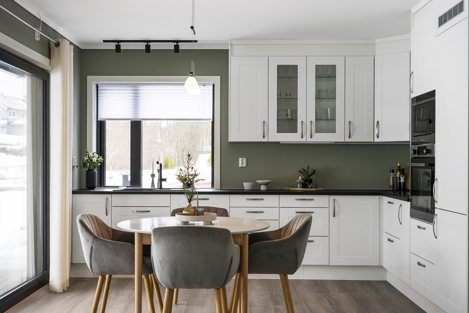 Det er meget god oppbevaringsplass i innredning og rikelig med arbeidsplass på benkeflater Galleribilde