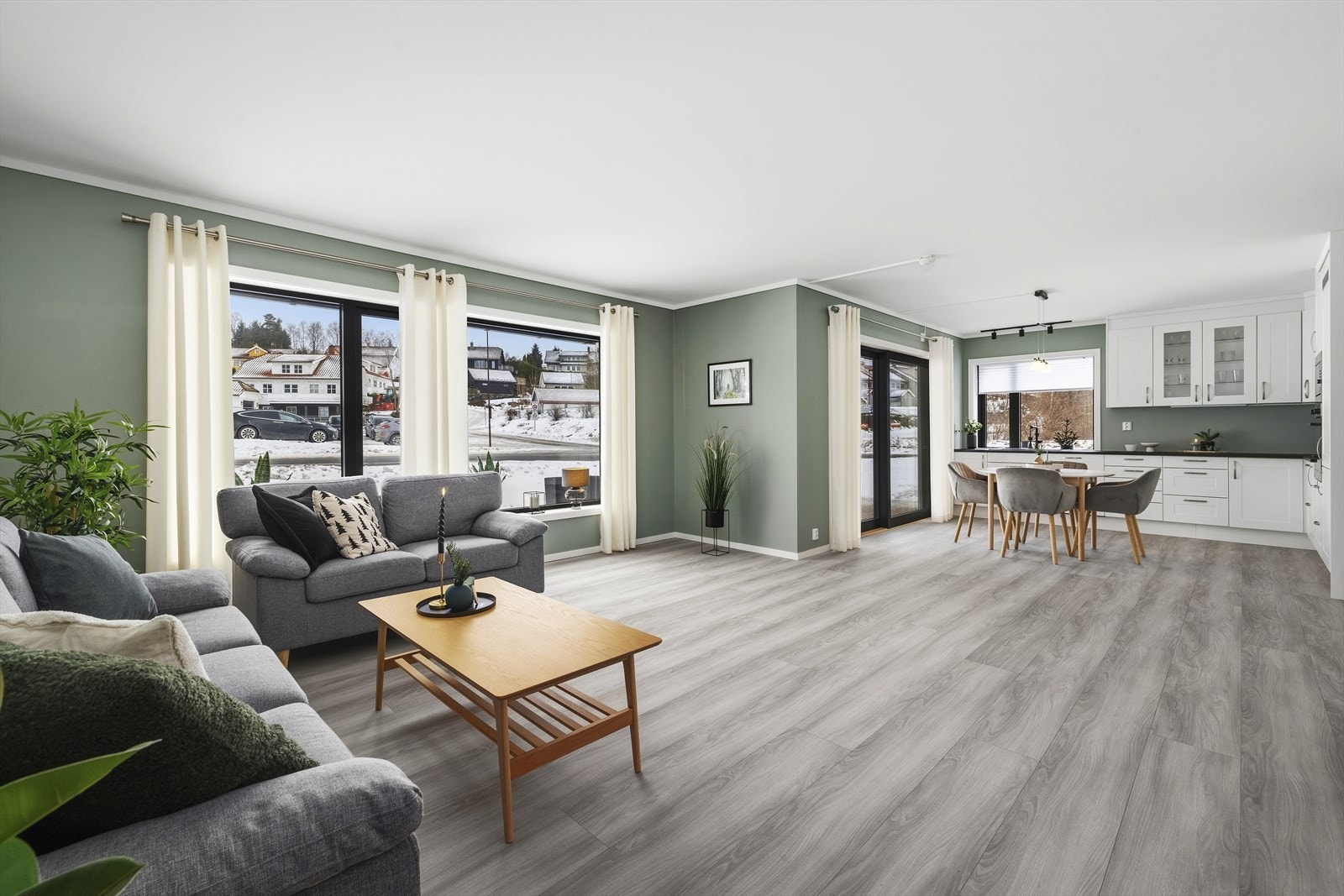 Stuen har flott og funksjonell romløsning, med naturlige soner for sofagruppe og spisestue Galleribilde