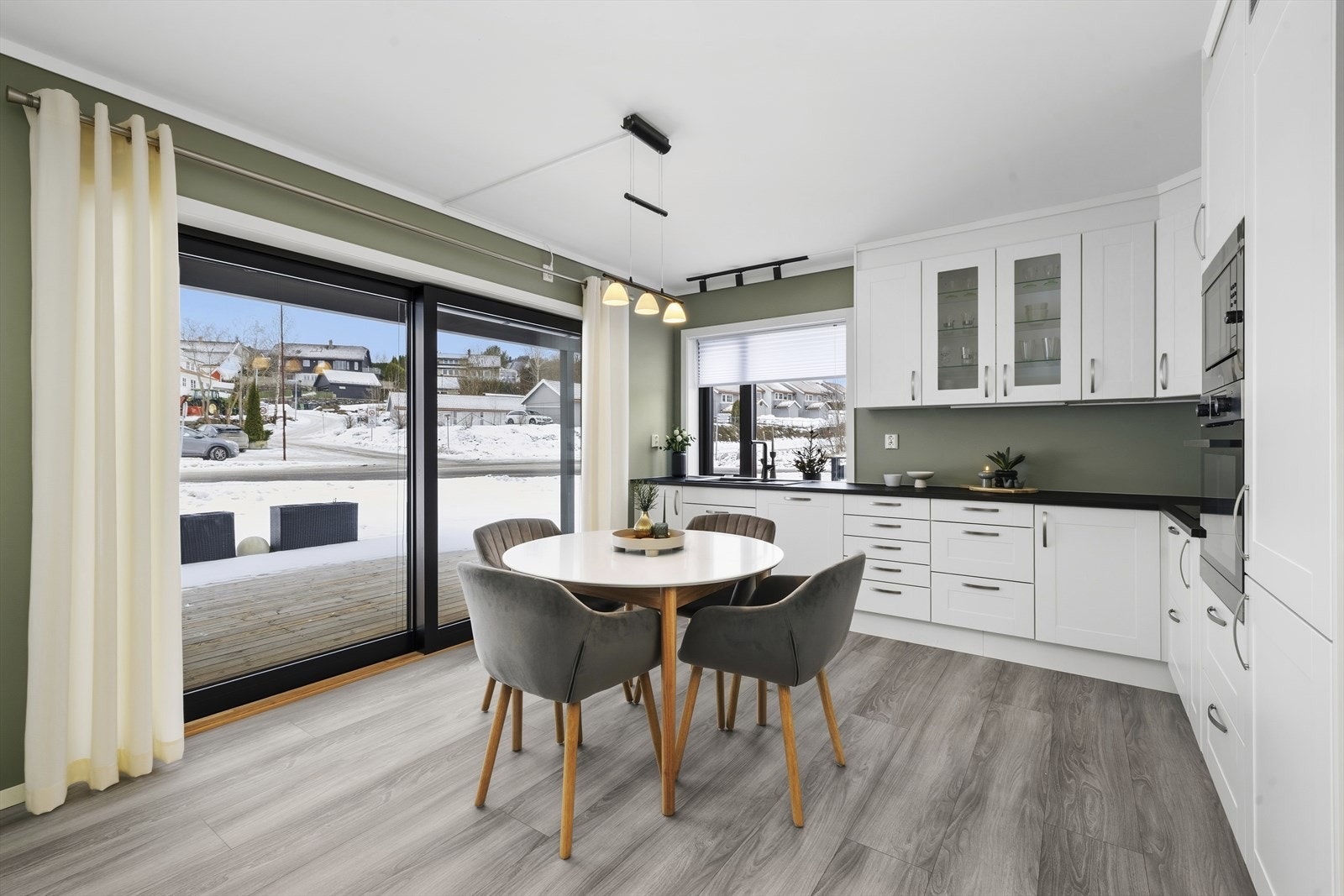 Fra spisestuen er det utgang til stor overbygget terrasse med gode solforhold Galleribilde