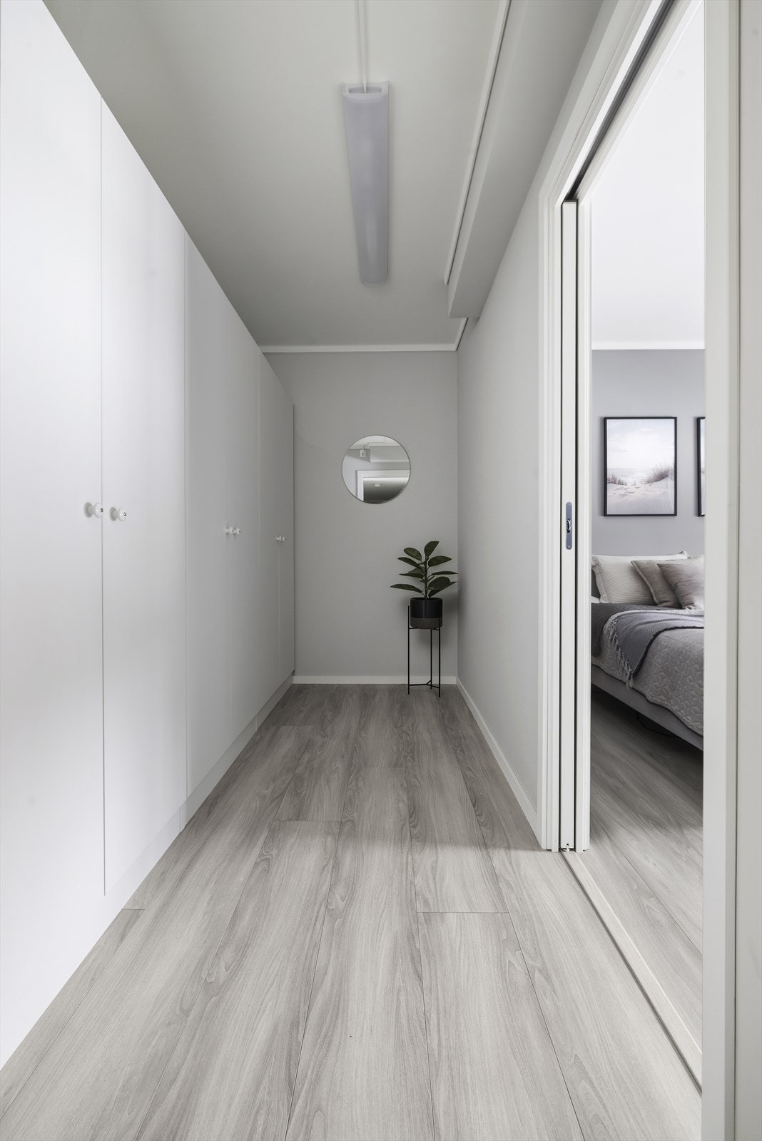 Praktisk garderoberom med god oppbevaringsplass i skap Galleribilde