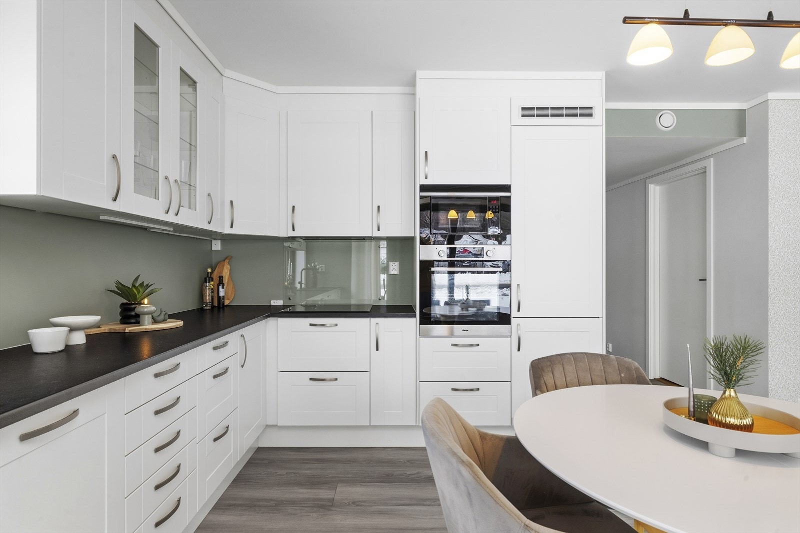 Integrerte hvitevarer som medfølger: komfyr, mikro, platetopp, kjøl/fryseskap og oppvaskmaskin Galleribilde