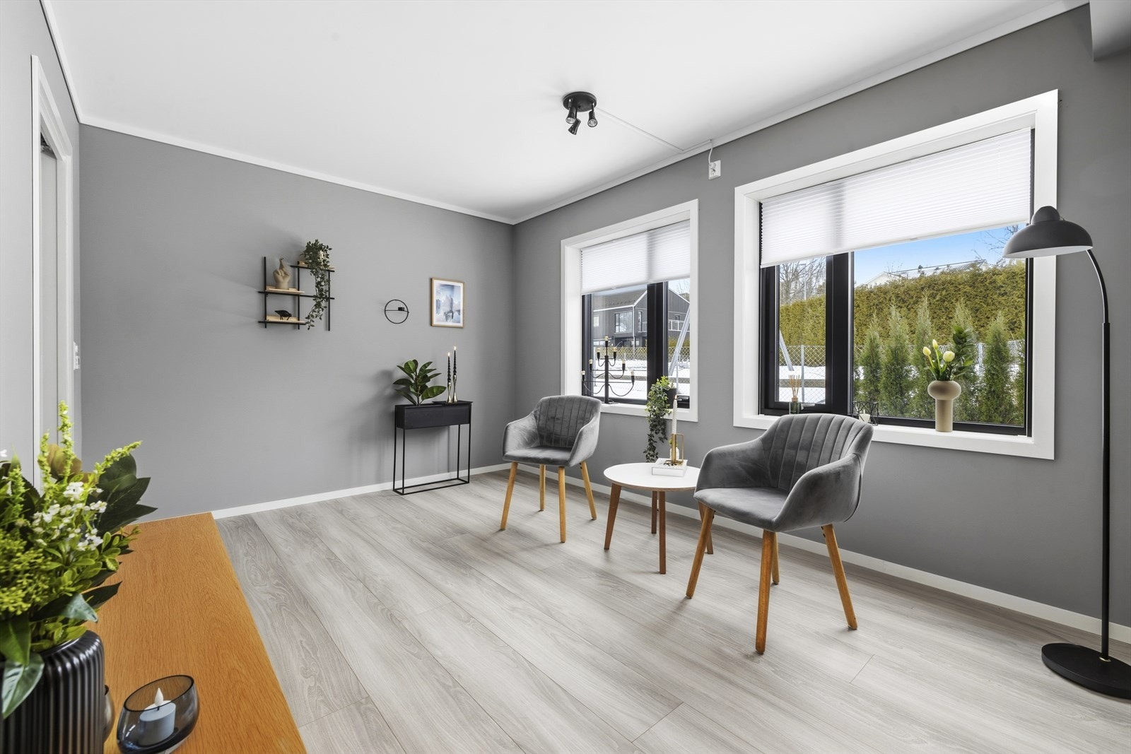 Rommet har god plass til sofagruppe og tv-møblement Galleribilde