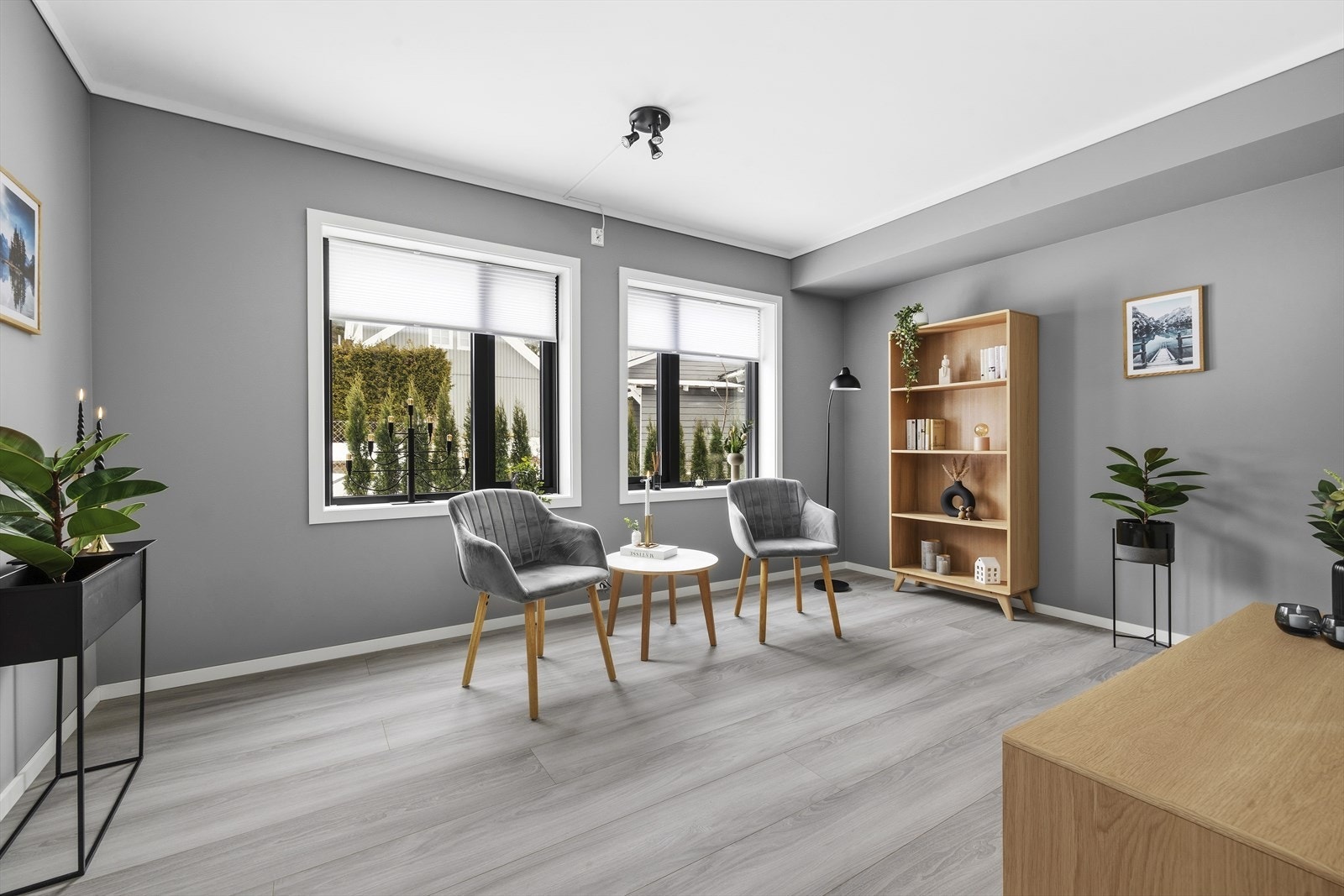 Fra entrè er det inngang til praktisk tv-stue, via stor skyvedør Galleribilde