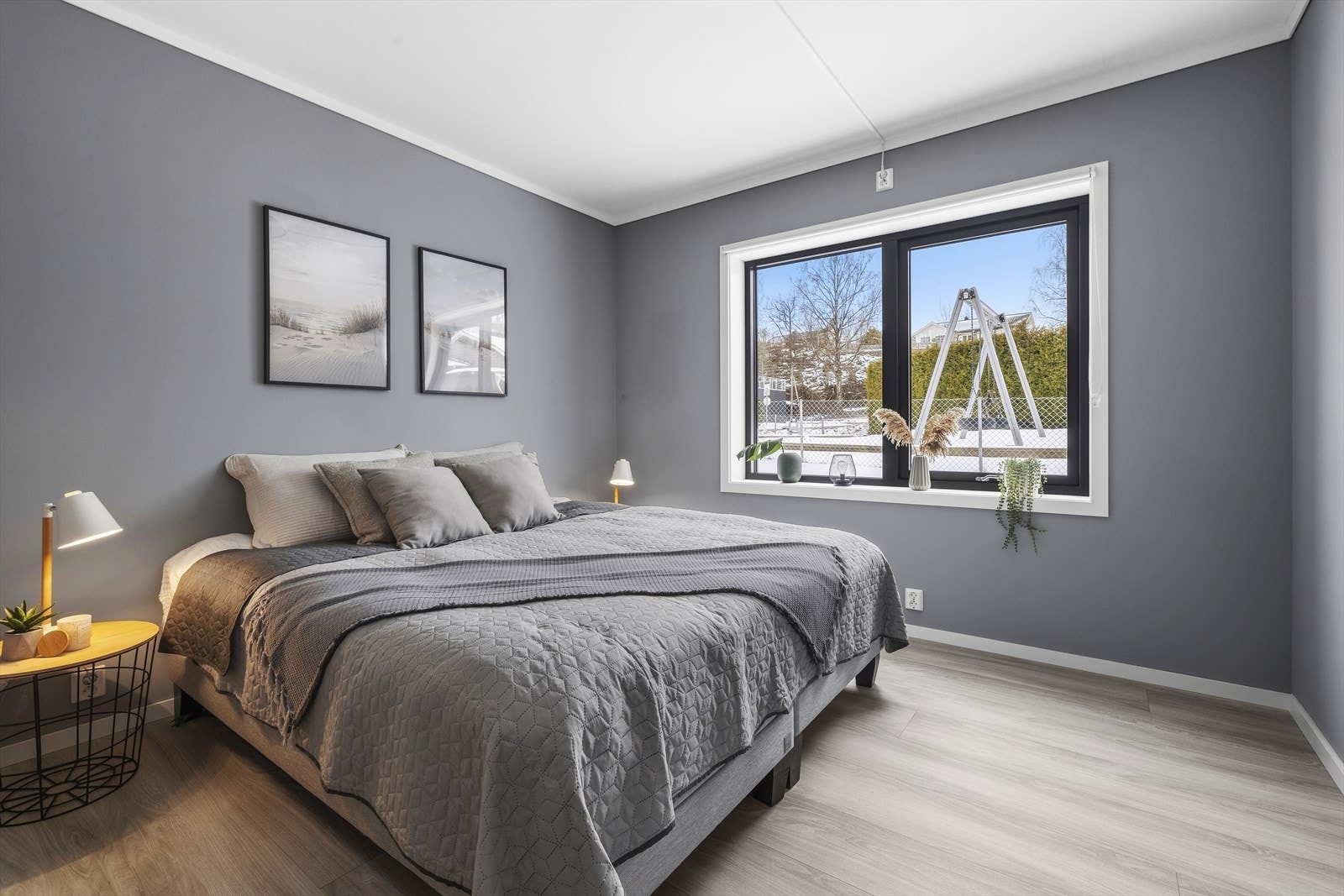 Soverommet har god plass til dobbeltseng og inngang til stort garderoberom med skap Galleribilde