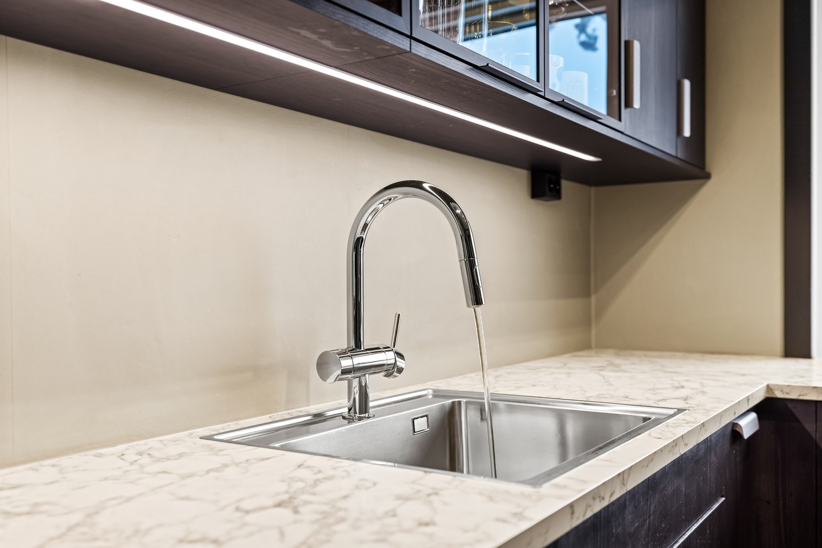 Kjøkkenet et ellers utstyrt med nedfelt oppvaskkum med ett-greps armatur. Galleribilde