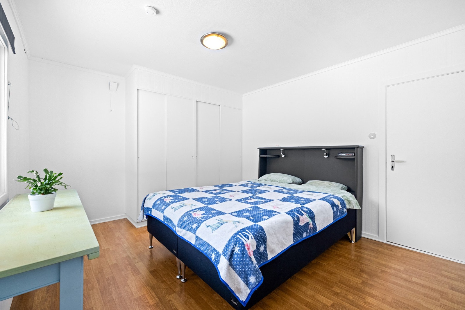 Hovedsoverommet har plassbygget garderobe og god plass til dobbeltseng. Galleribilde