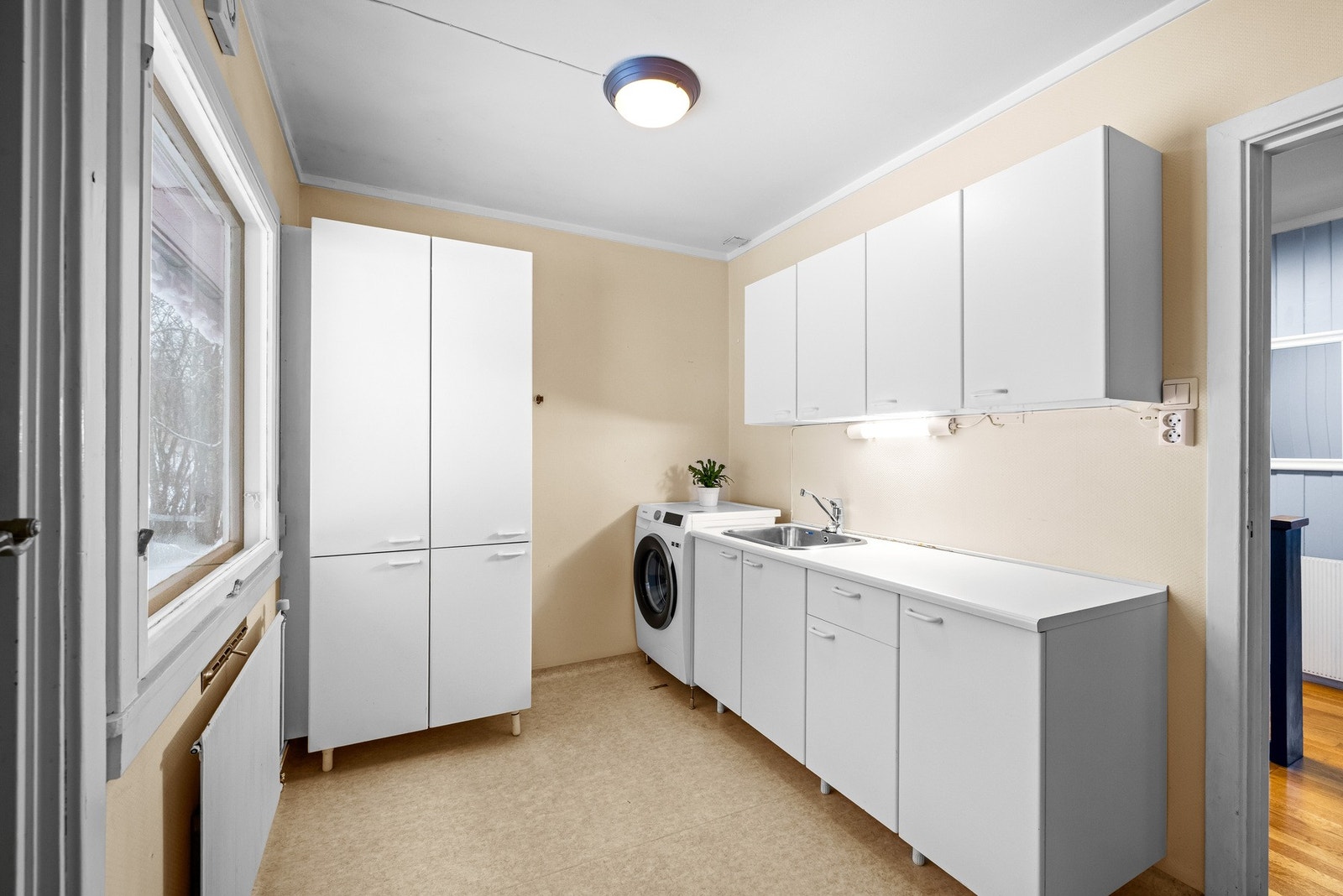 Vaskerommet har innredning og benkeplate for praktisk bruk av rommet, samt opplegg for vaskemaskin og tørketrommel. Galleribilde