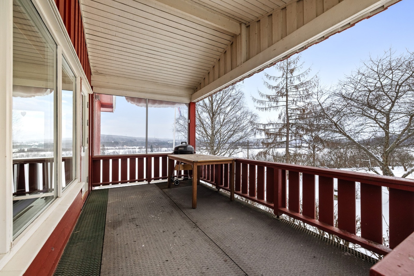 Terrassen er overbygget som gjør den til en naturlig forlengelse av stuen. Galleribilde