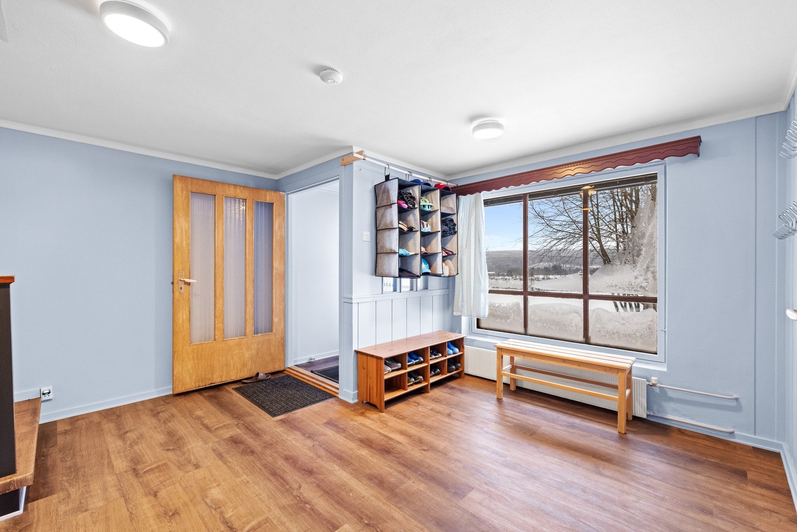 Gangen har stort vindu som slipper inn rikelig med lys og du har adkomst til kjellerrommene herfra. Galleribilde