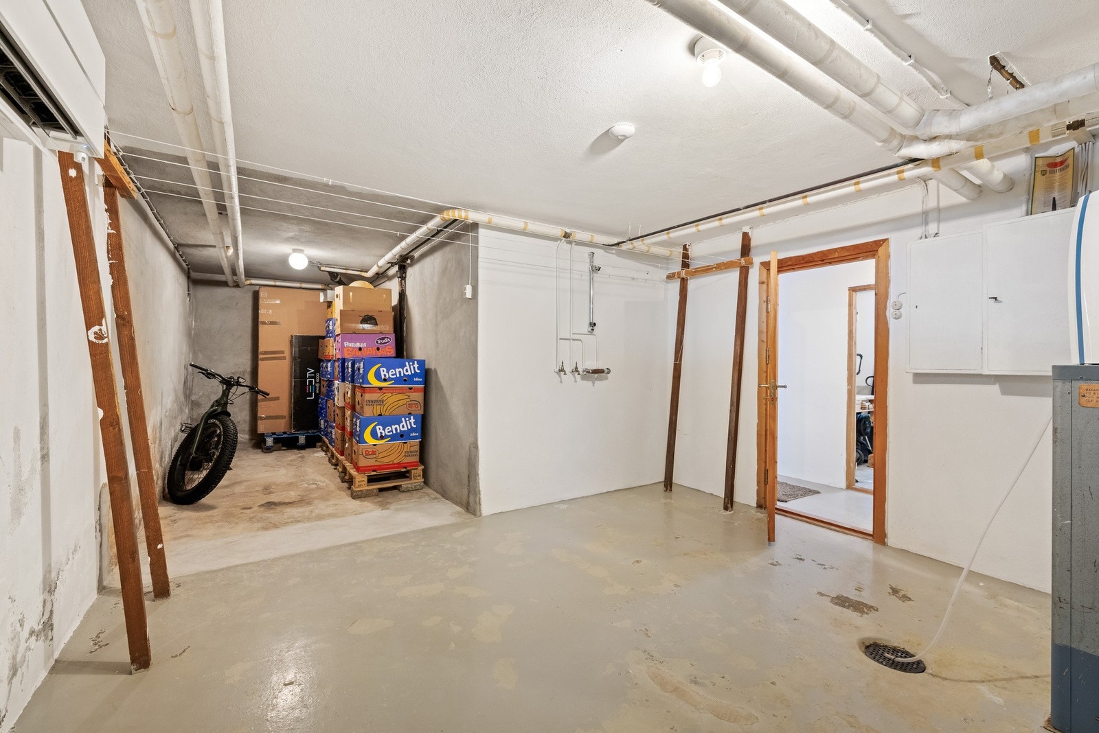 Her benyttes rommene til lagring og hobby. Avfukter i kjelleren er satt inn som midlertidig løsning. Galleribilde