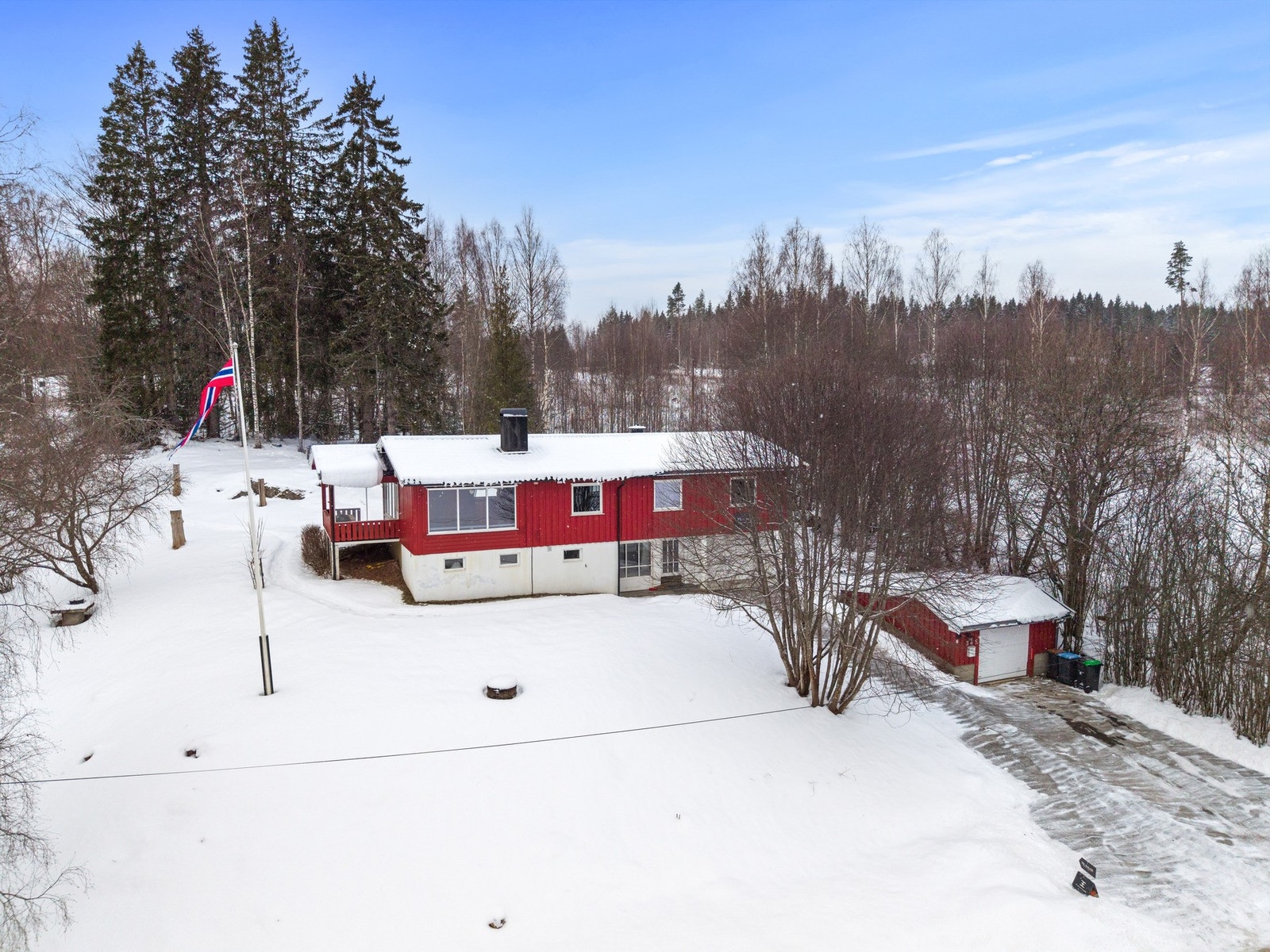 Frida Solberg i EIE eiendomsmegling har gleden av å presentere Vestre Solørveg 345 - en koselig enebolig med landlig beliggenhet, kun en kort kjøretur fra Kongsvinger sentrum. Galleribilde