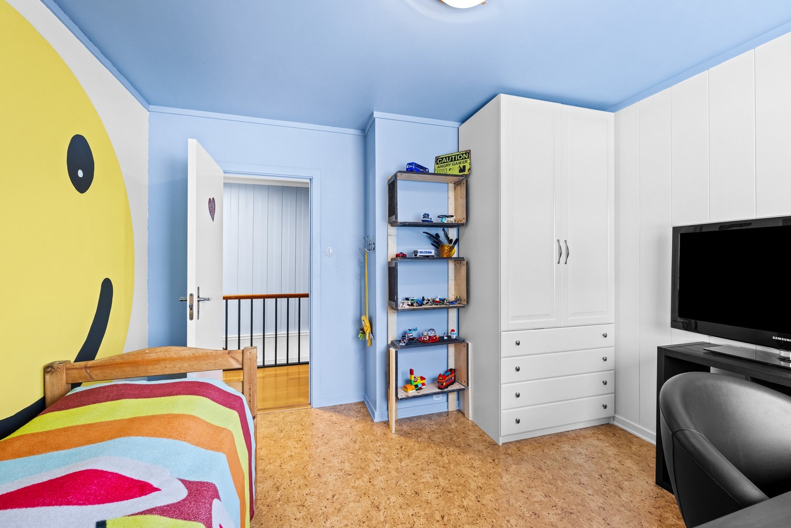 Her har du god plass til garderobe og seng. Galleribilde