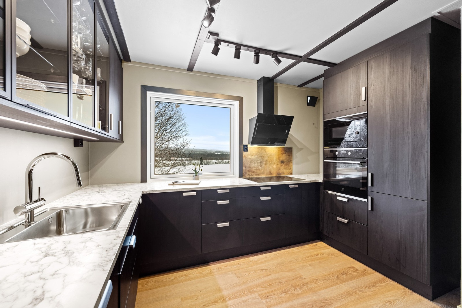 Her legges det vekt på en bolig med store oppholdsrom og separat kjøkken som ble oppgradert i 2022. Denne boligen rommer i dag 4 soverom av god størrelse som gjør dette til et attraktivt hjem for storfamilien eller for deg som trenger et hjemmekontor elle Galleribilde