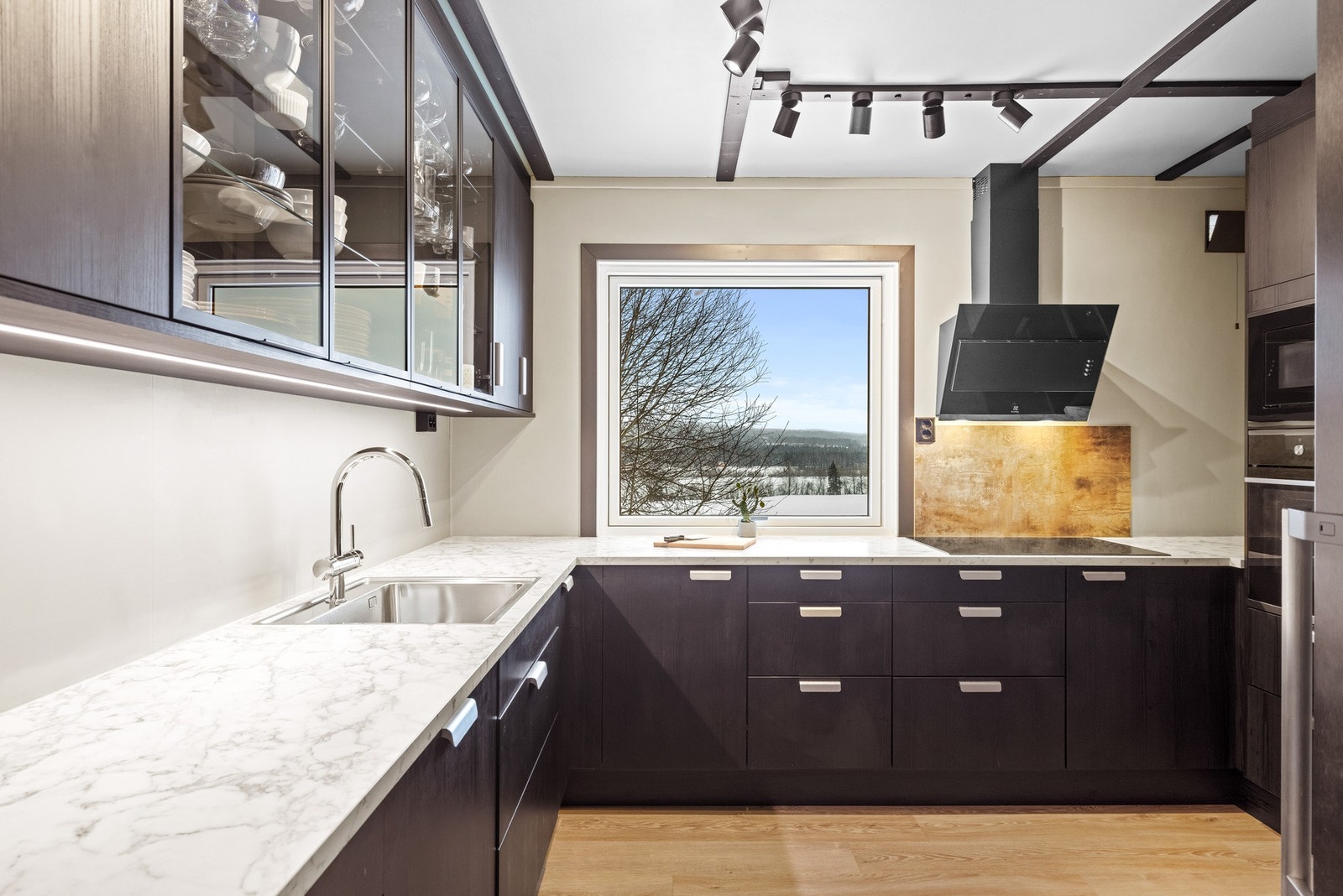 Kjøkkenet ble oppgradert i 2022 og har i dag en moderne og tidsriktig innredning fra Norema i slett, treliknende utførelse. Galleribilde