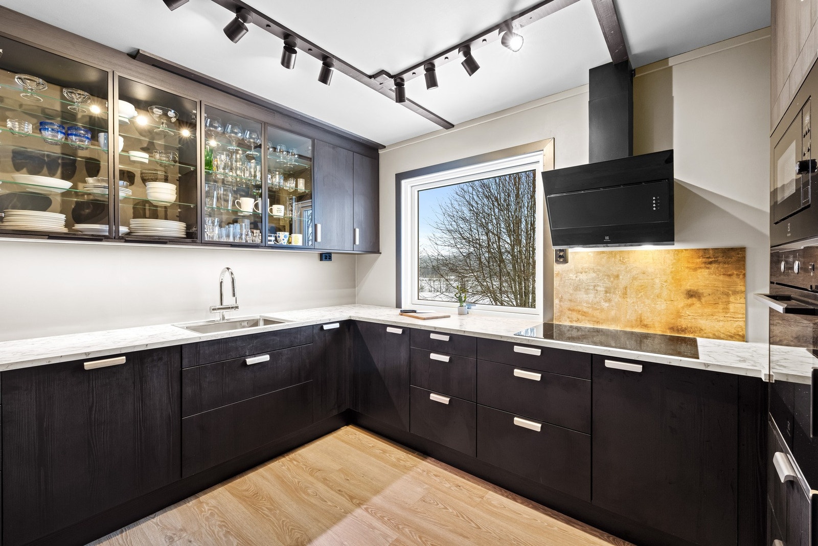 Her får du rikelig med skap og benkeplass. Benkeplaten er i slitesterk laminat og gir deg en god flate å jobbe på. Galleribilde