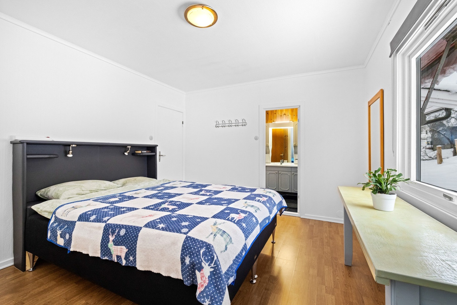 Hovedsoverommet er stort og lyst og har direkte adkomst til baderommet. Galleribilde