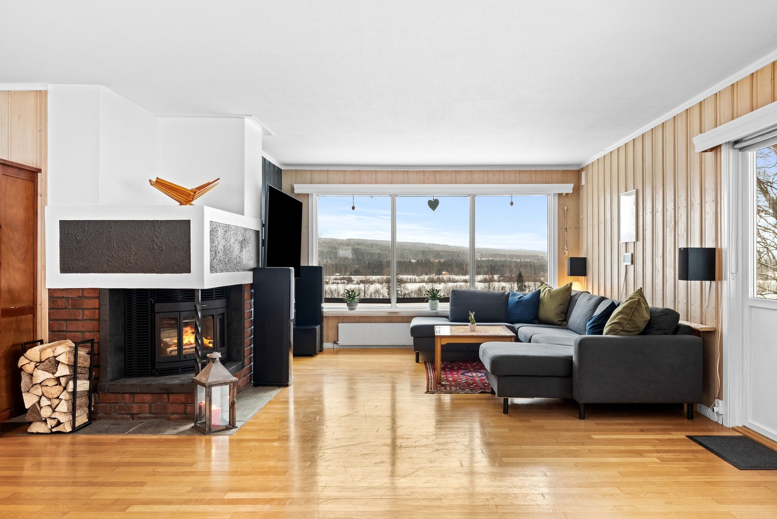 Herfra har du adkomst til terrassen og hagen som ligger skjermet på baksiden av boligen. Galleribilde