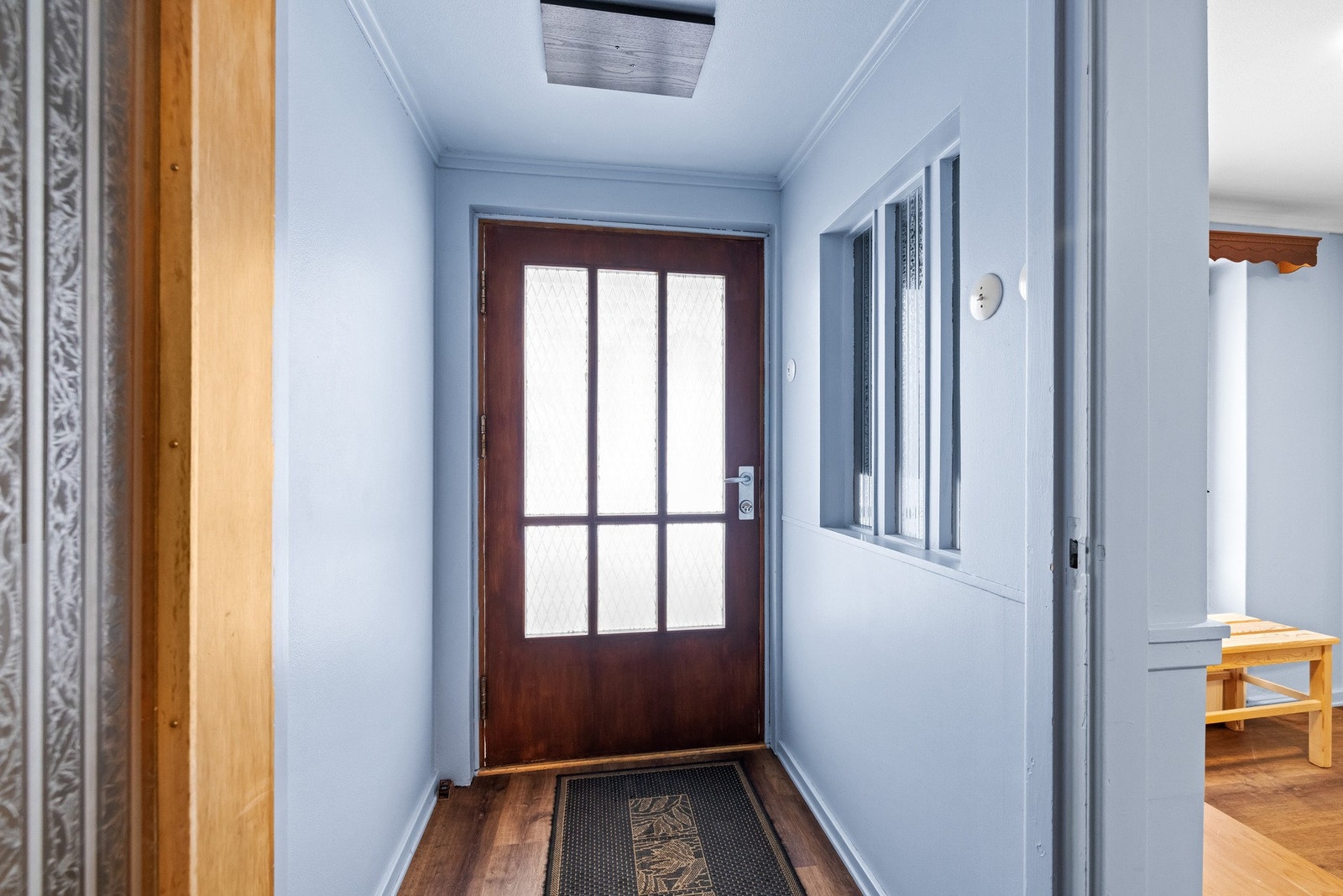 Du ønskes velkommen inn i entréen som fører videre til gangen og trapperommet. Veggene er malt i en dus og innbydende blåtone og gulvene er lagt med klikk-vinyl. Galleribilde