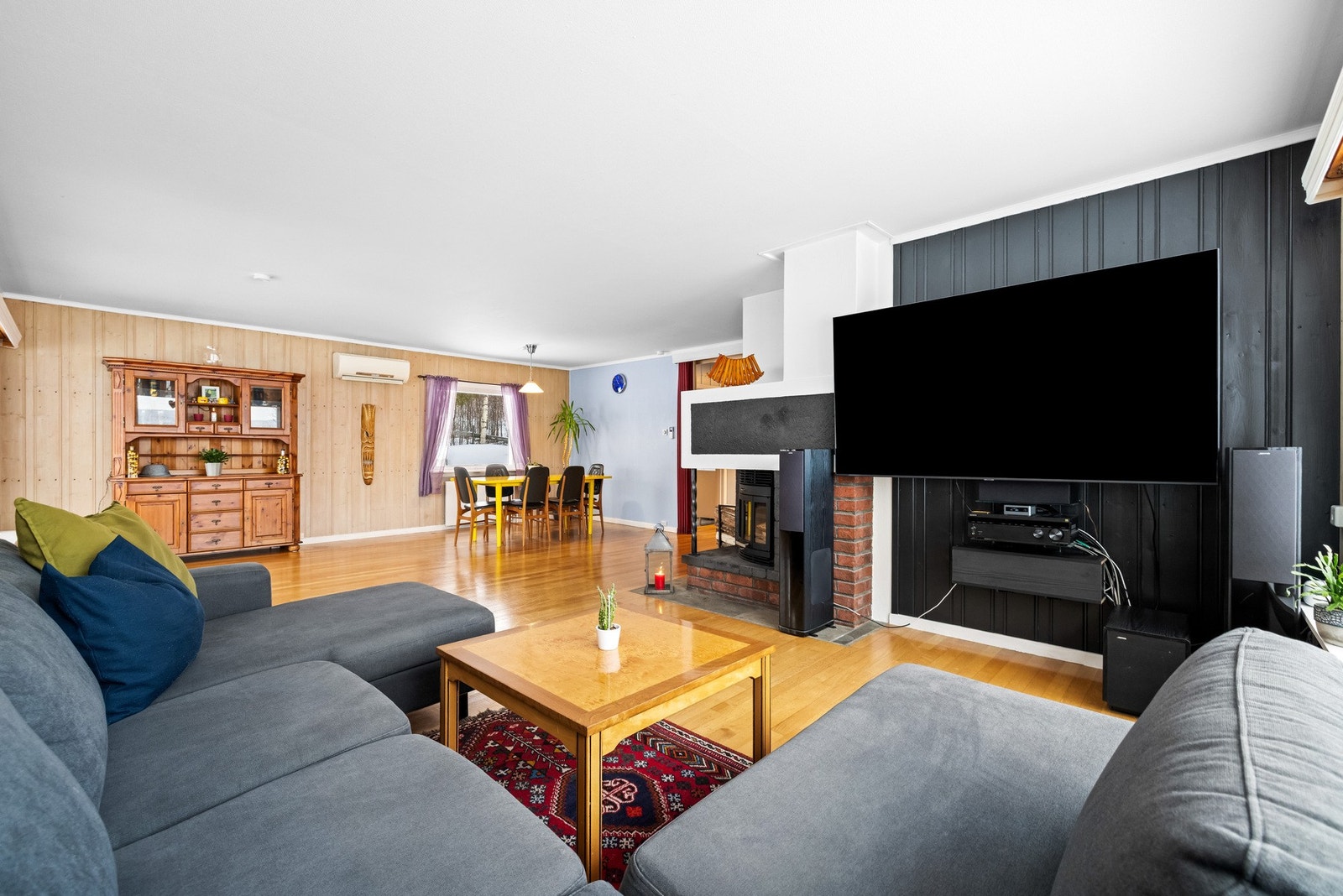 Rommet er utformet slik at du har en rekke møbleringsmuligheter og godt grunnlag for ulike sosiale soner. Galleribilde