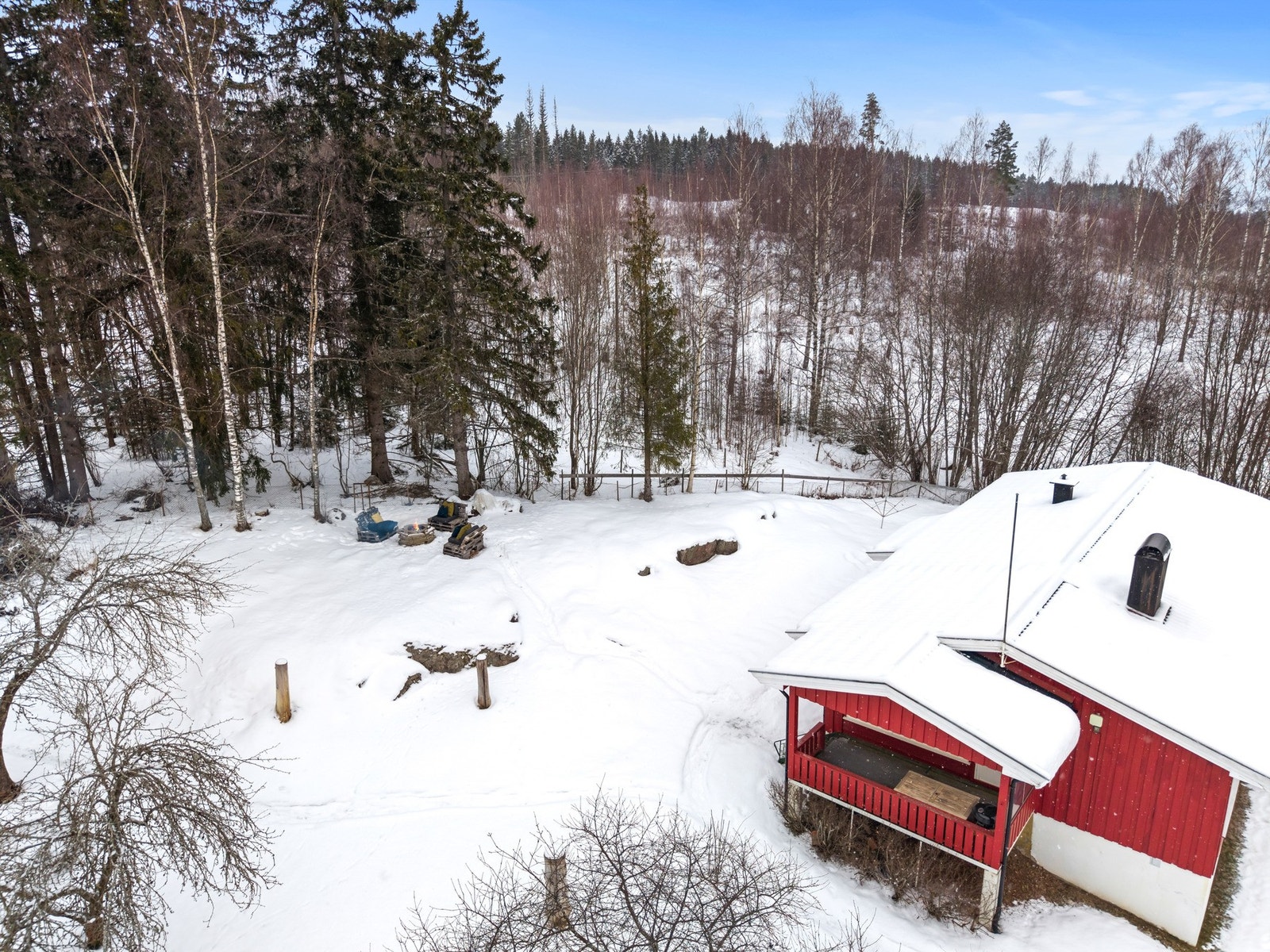 Boligen har et pent opparbeidet uteområde på baksiden av huset. Galleribilde
