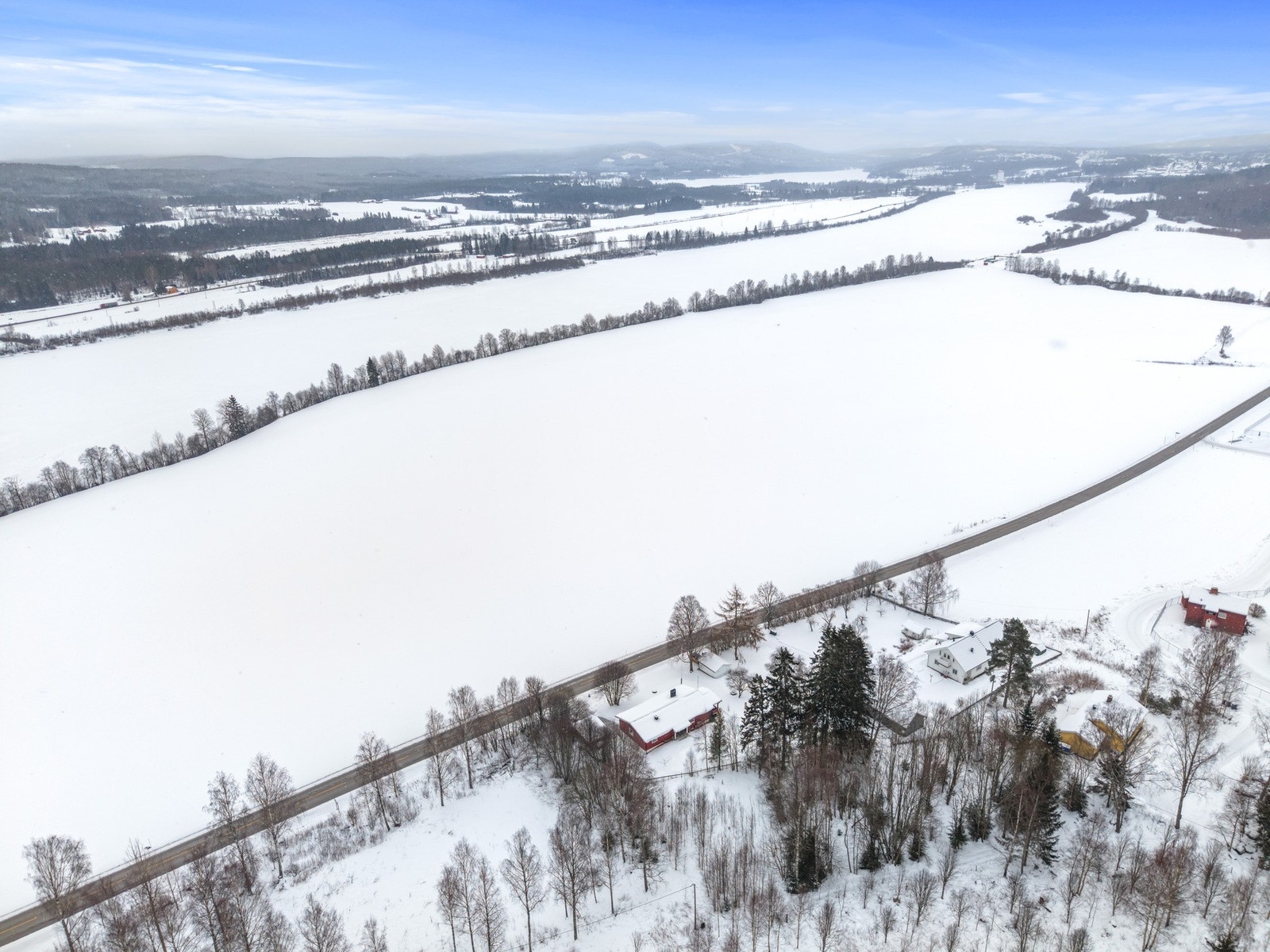Eiendommen grenser til riksveien og er periodevis utsatt for støy, men har en flott utsikt mot Glomma. Galleribilde