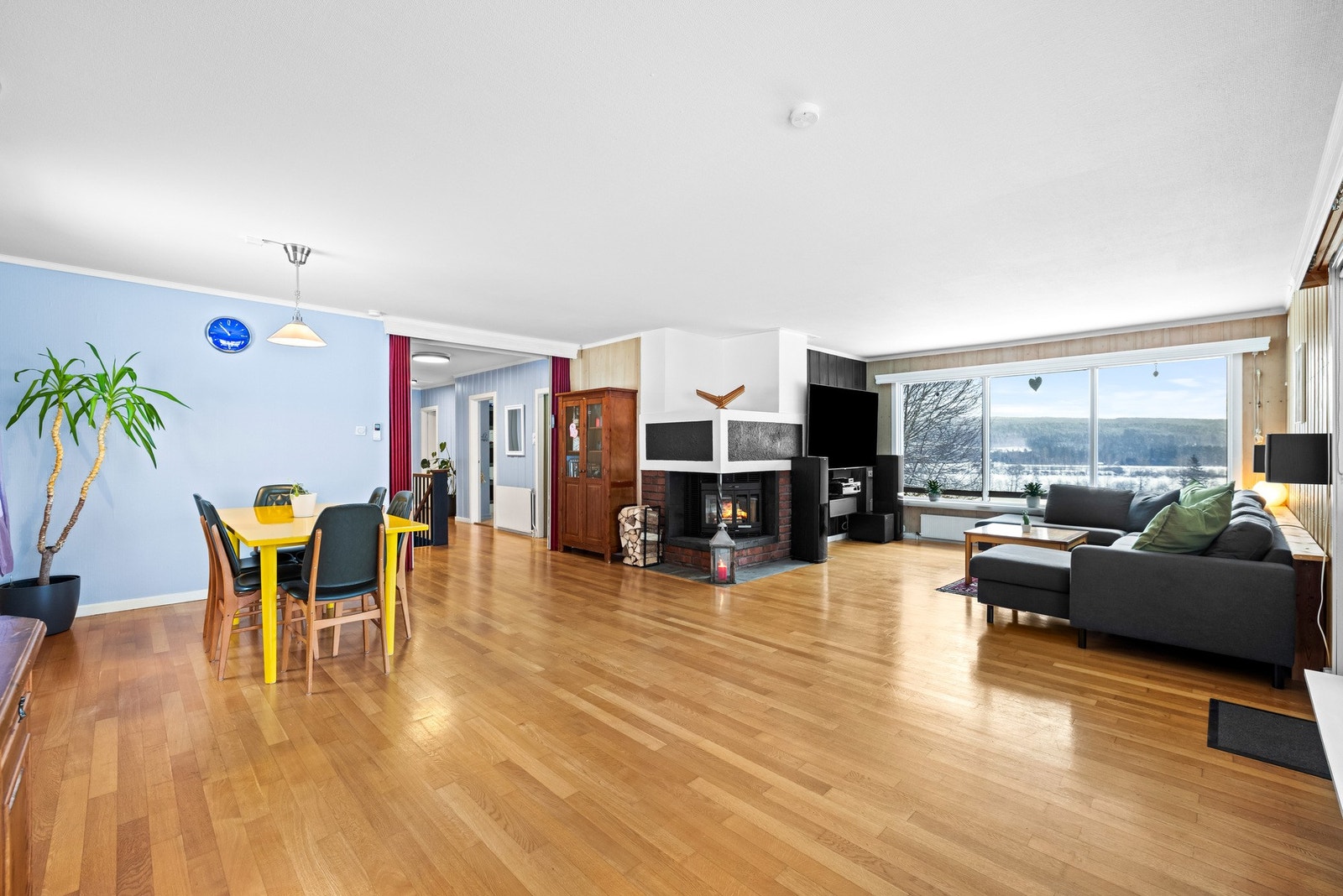 Stuen er stor og åpen, har gjennomgående store vindusflater og en stor peis som naturlig blikkfang. Galleribilde