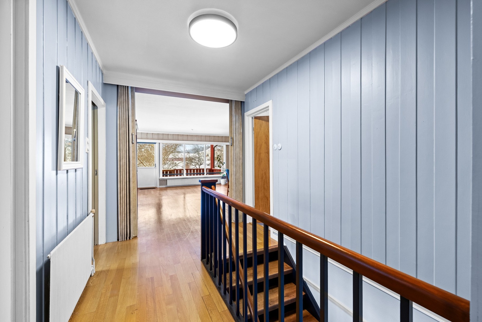 Trapperommet i hovedetasjen har adkomst til alle etasjens rom. Galleribilde