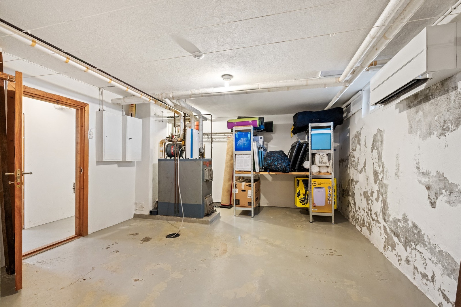 Kjelleren er noe fuktig i dag grunnet dårlig drenering. Galleribilde