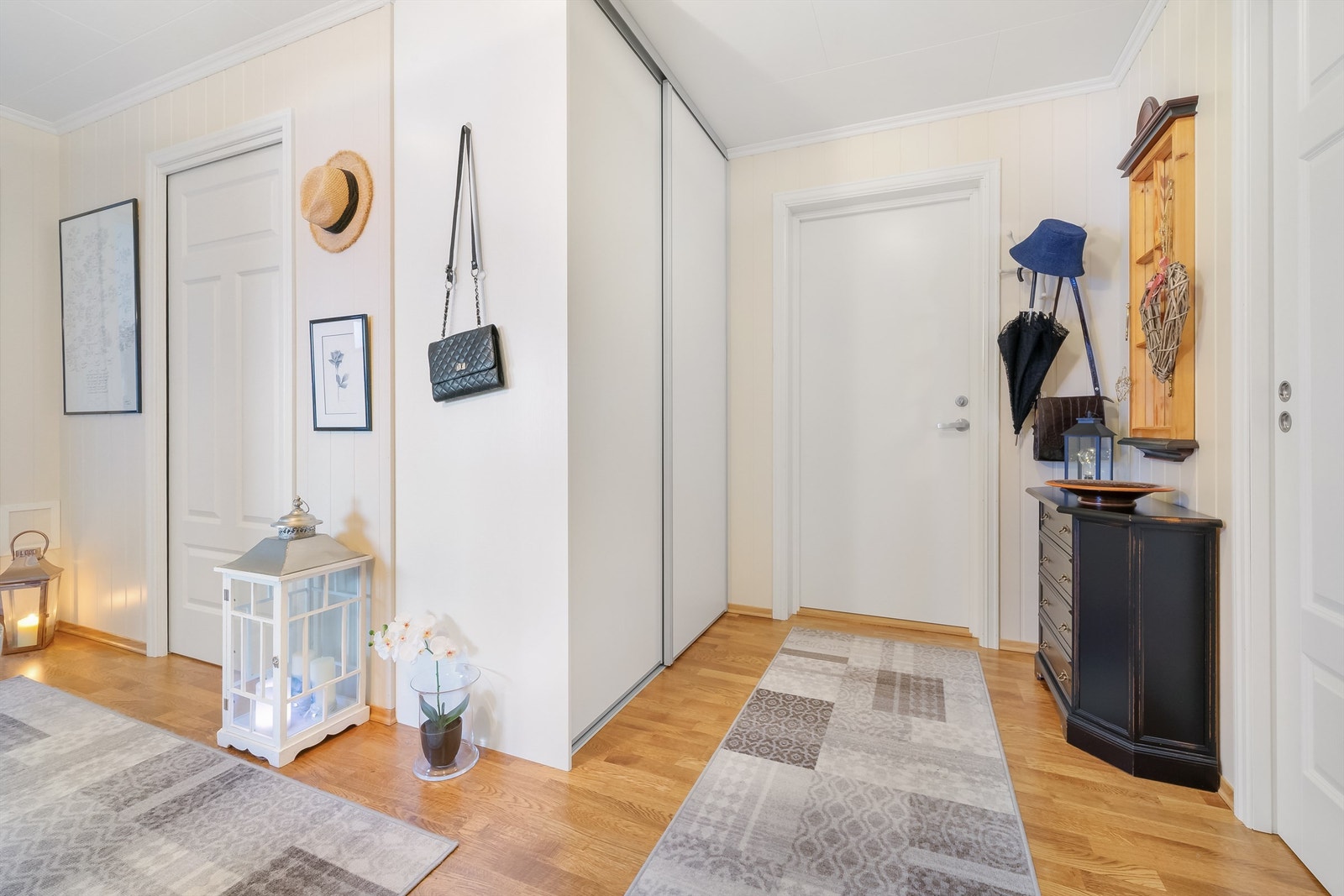 Gang med skyvedørsgarderobe. Galleribilde