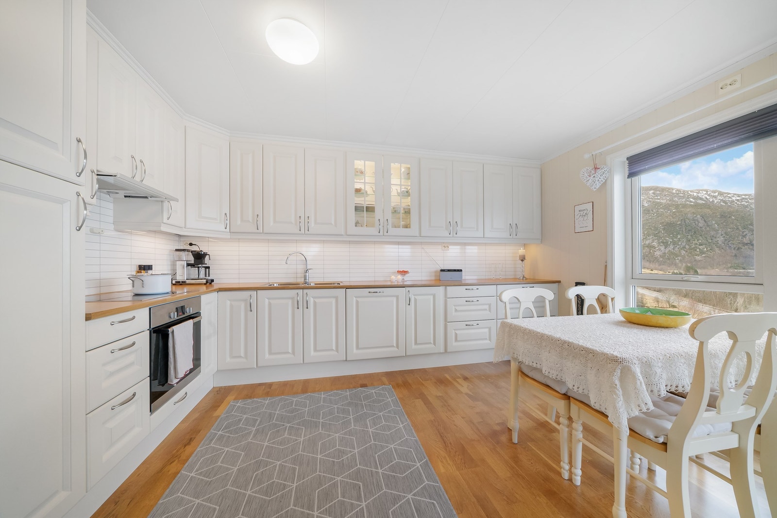 Kjøkken med svært god skap- og benkeplass. Galleribilde