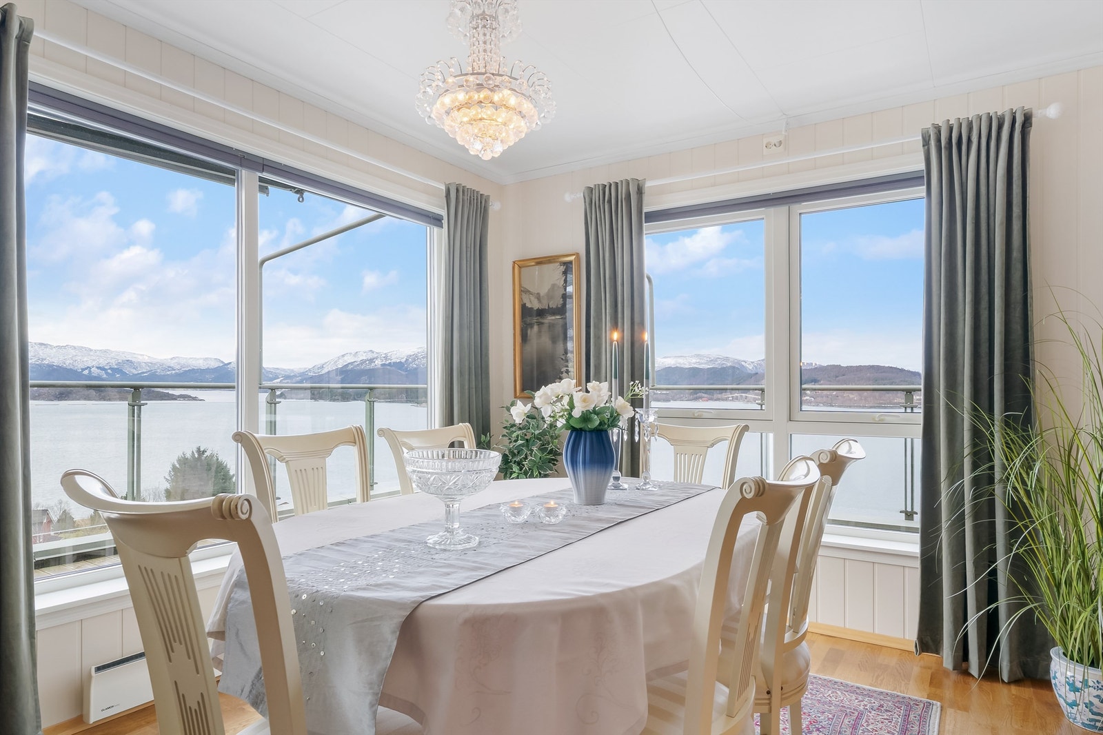 Spisestue med panoramautsikt. Galleribilde