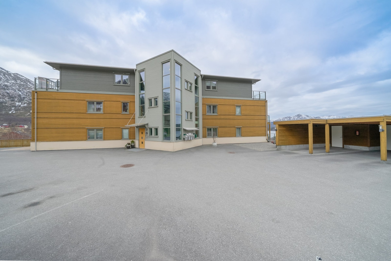 Carport og sportsbod i felles carportanlegg. Galleribilde