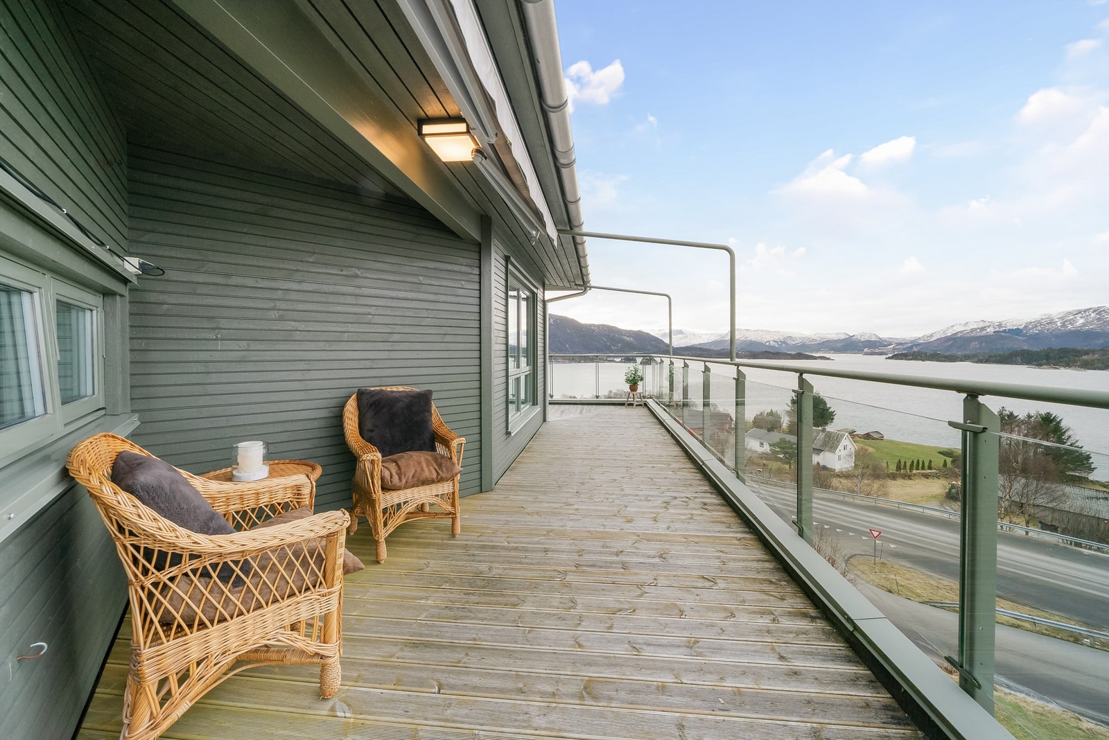 Toppleilighet med stor veranda og nydelig utsikt. Galleribilde